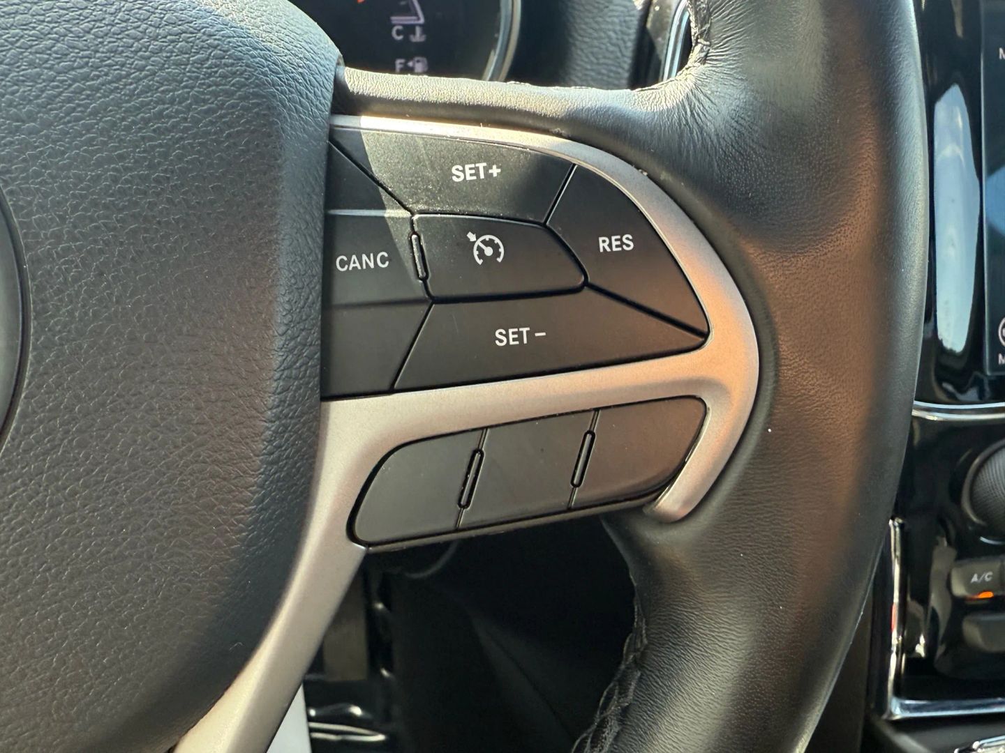 2020 Jeep Grand Cherokee - Image 33