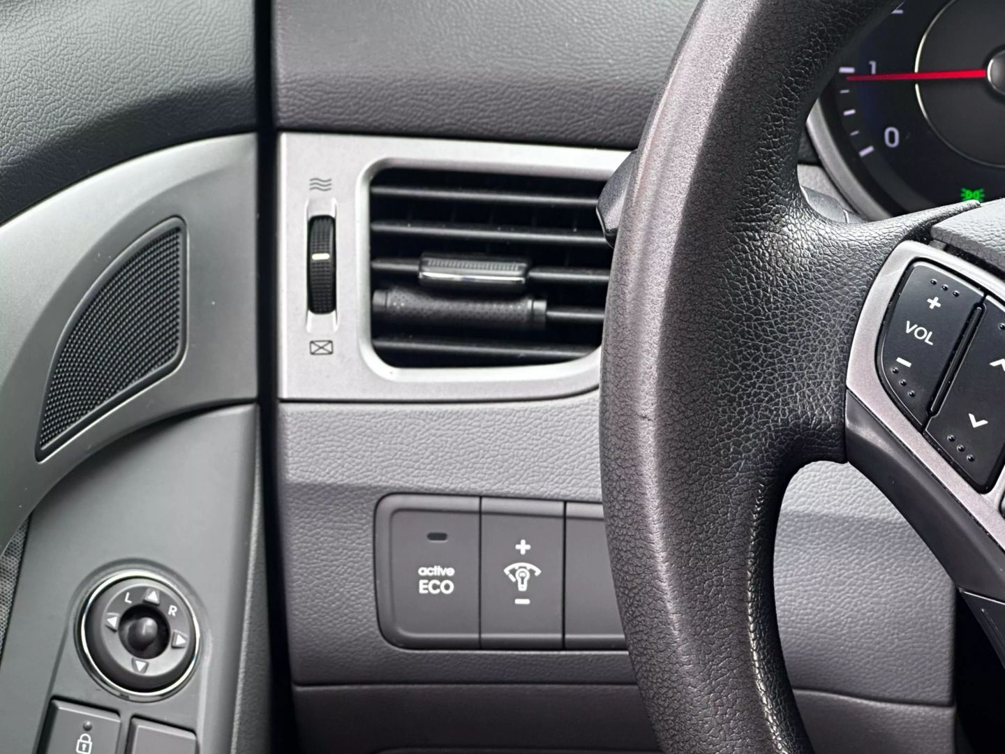 2013 Hyundai Elantra - Image 25