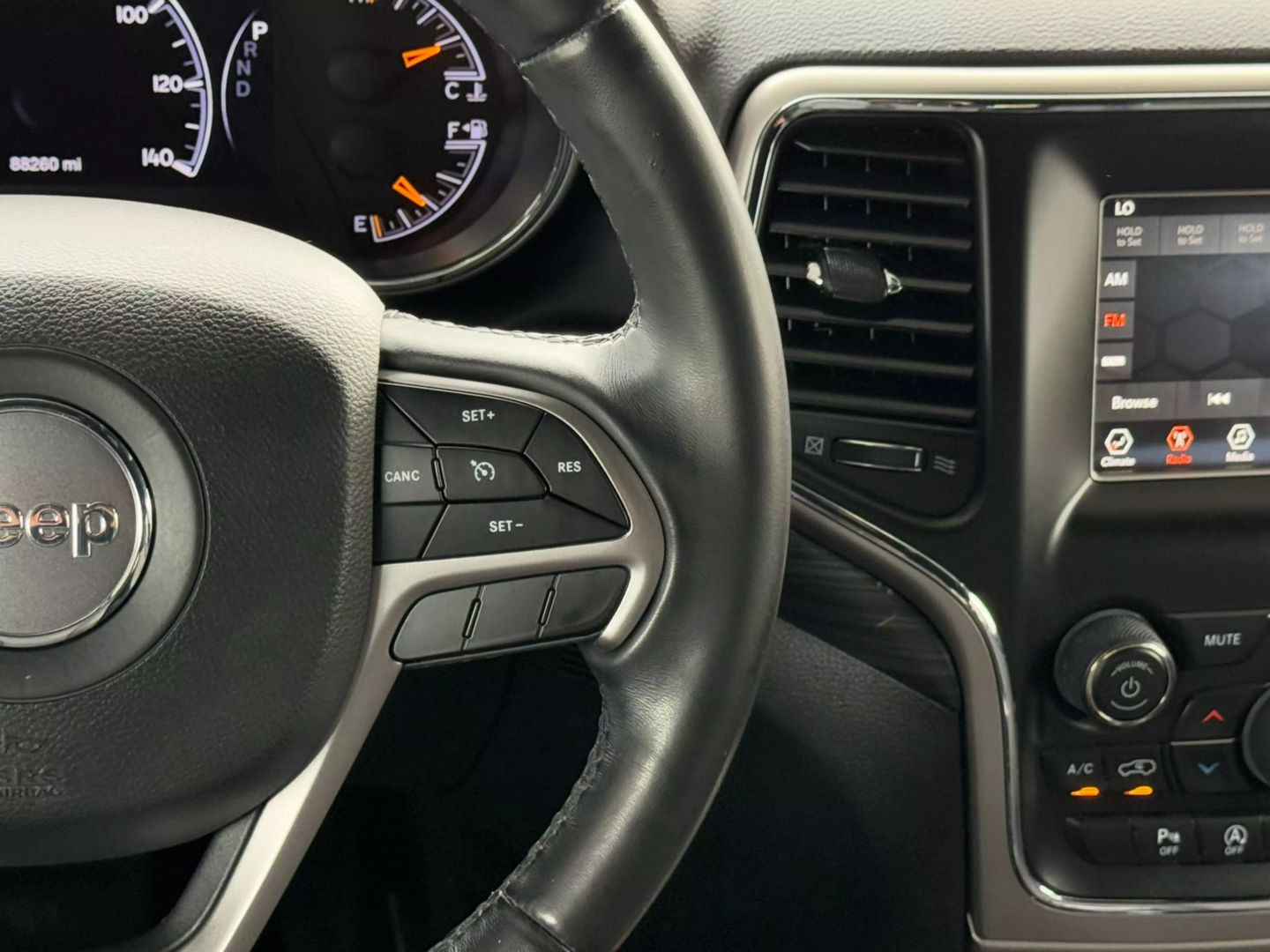 2019 Jeep Grand Cherokee - Image 33