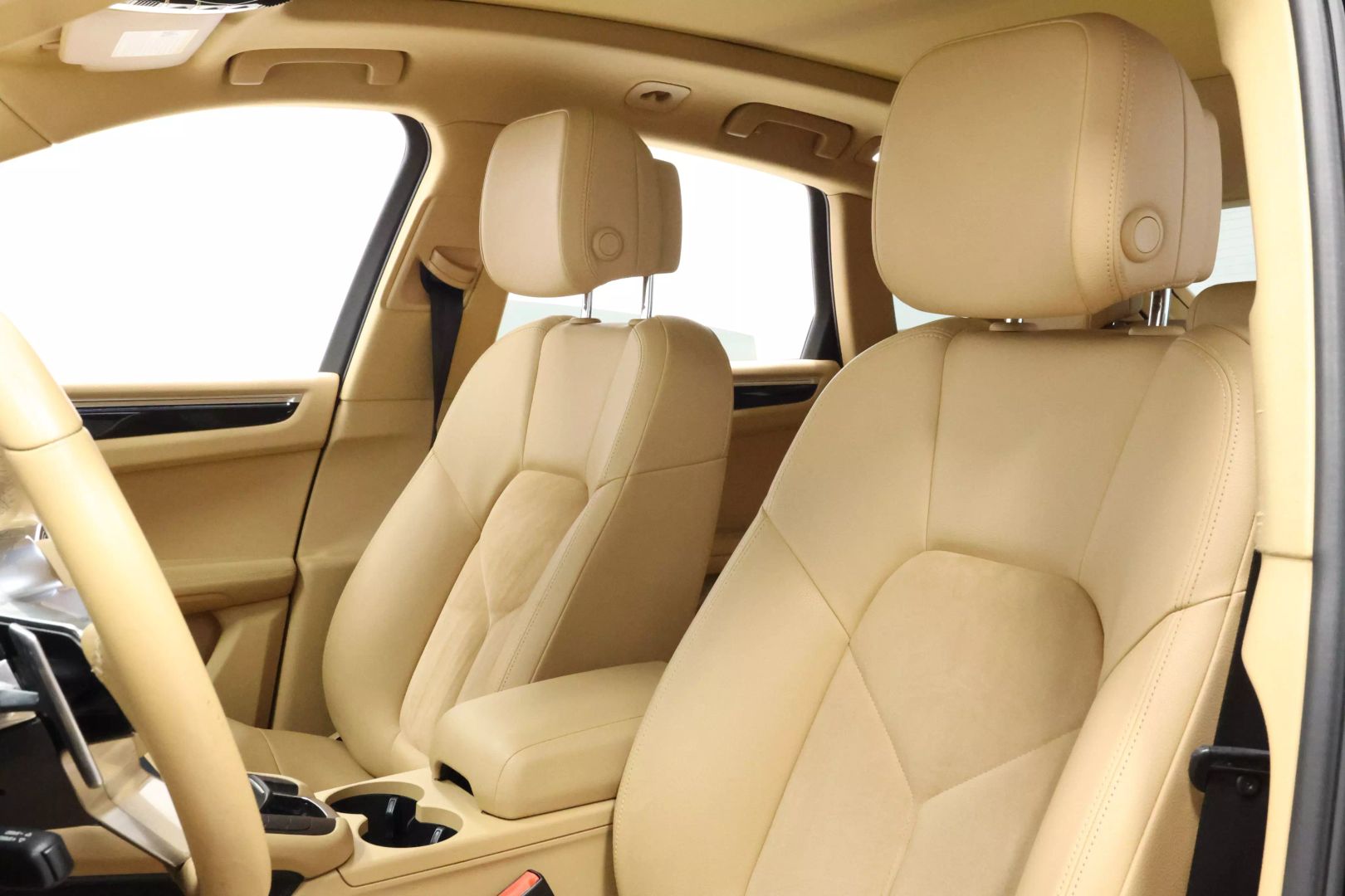 2016 Porsche Macan - Image 16
