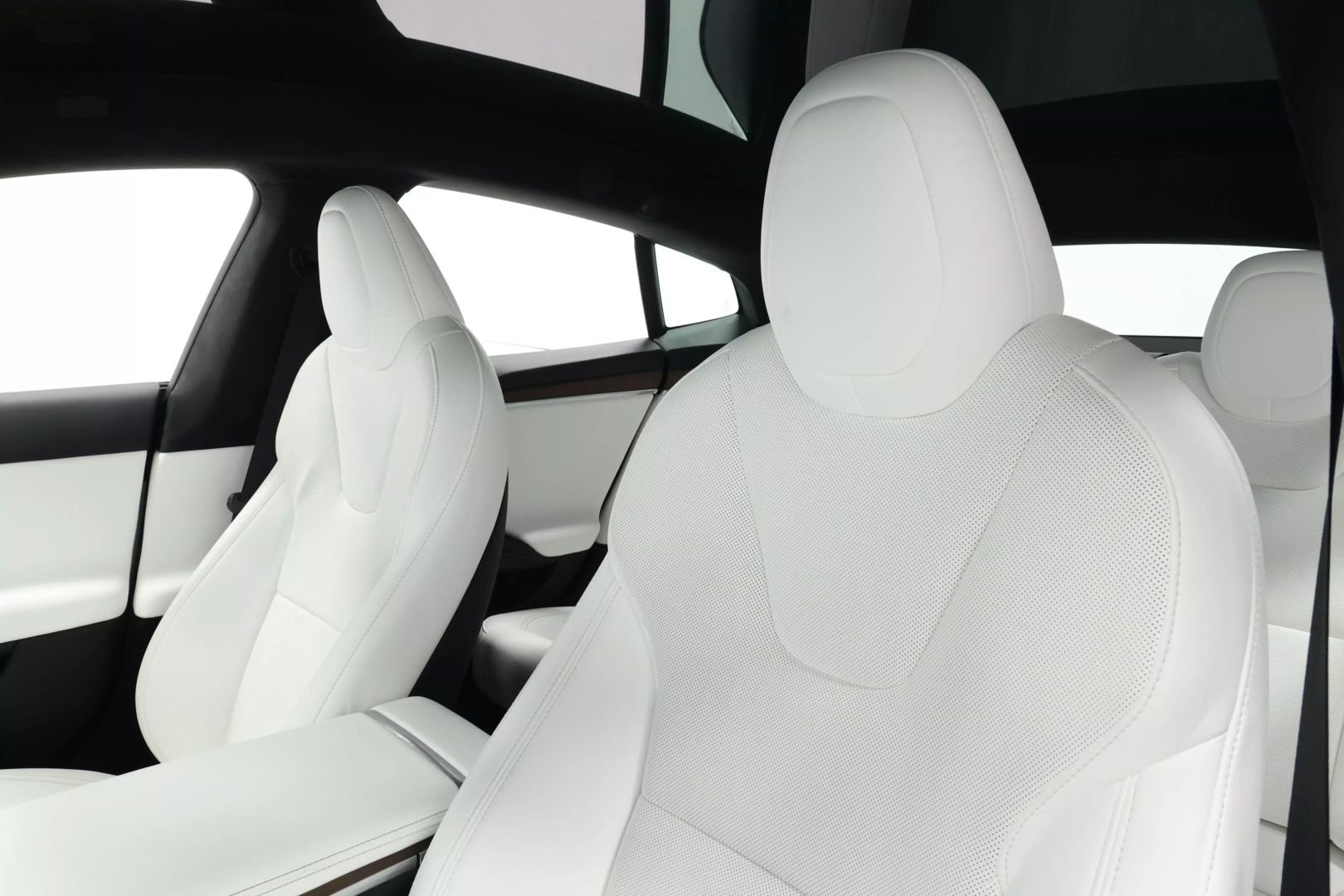 2022 Tesla Model S - Image 16