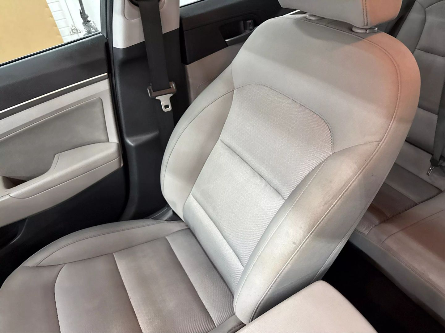 2018 Hyundai Elantra - Image 30