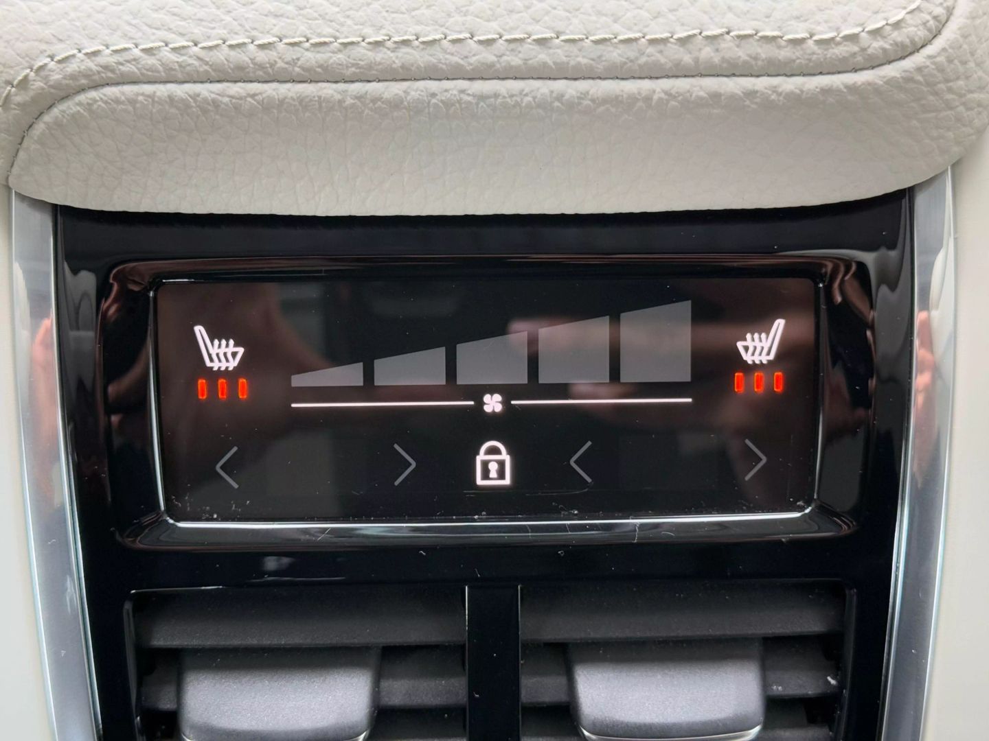 2022 Volvo S60 - Image 29