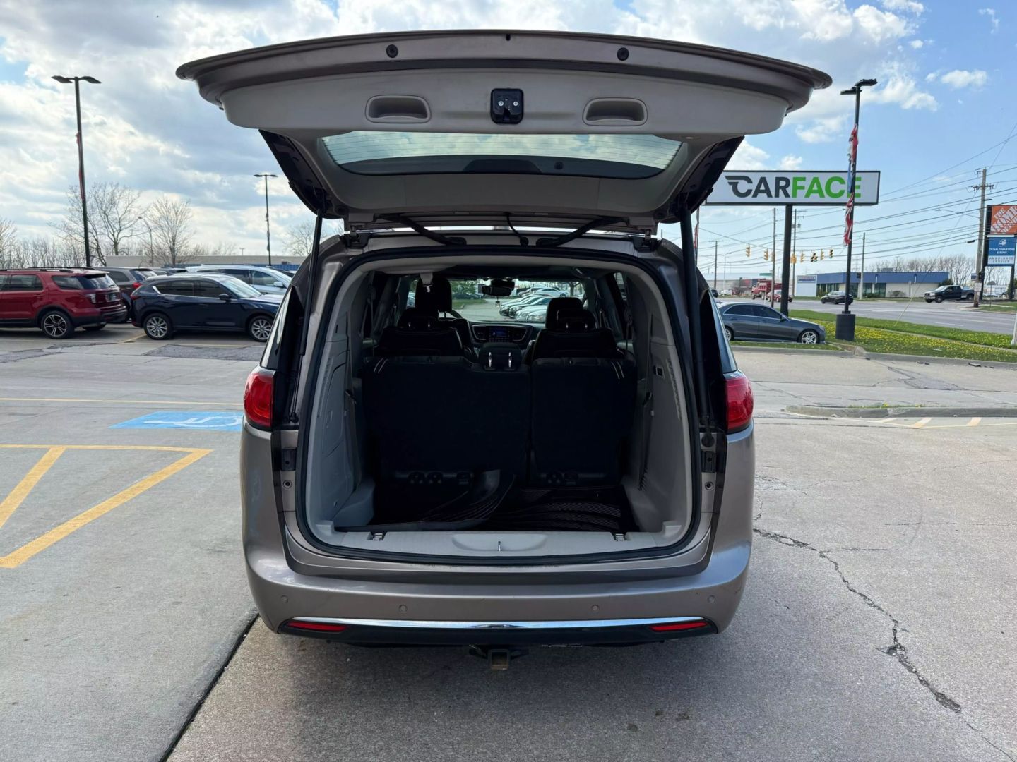 2017 Chrysler Pacifica - Image 12