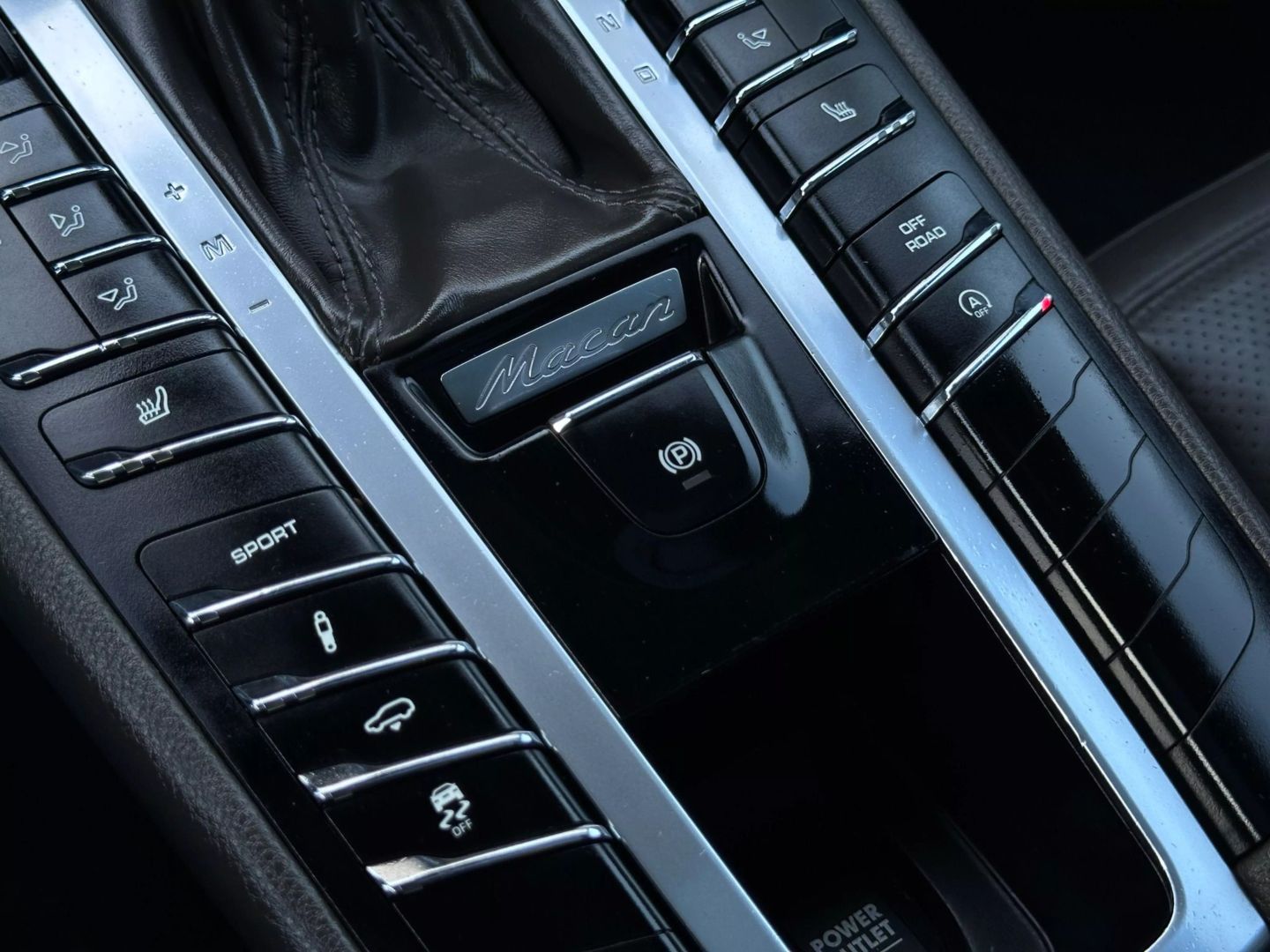 2015 Porsche Macan - Image 31