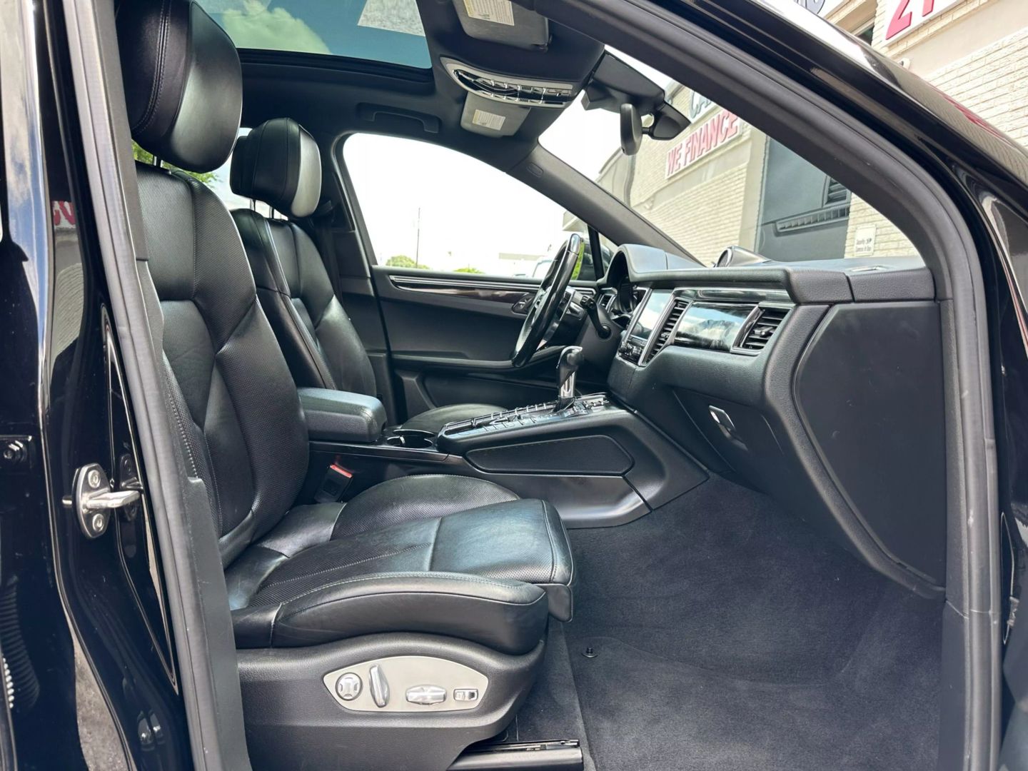 2017 Porsche Macan - Image 22