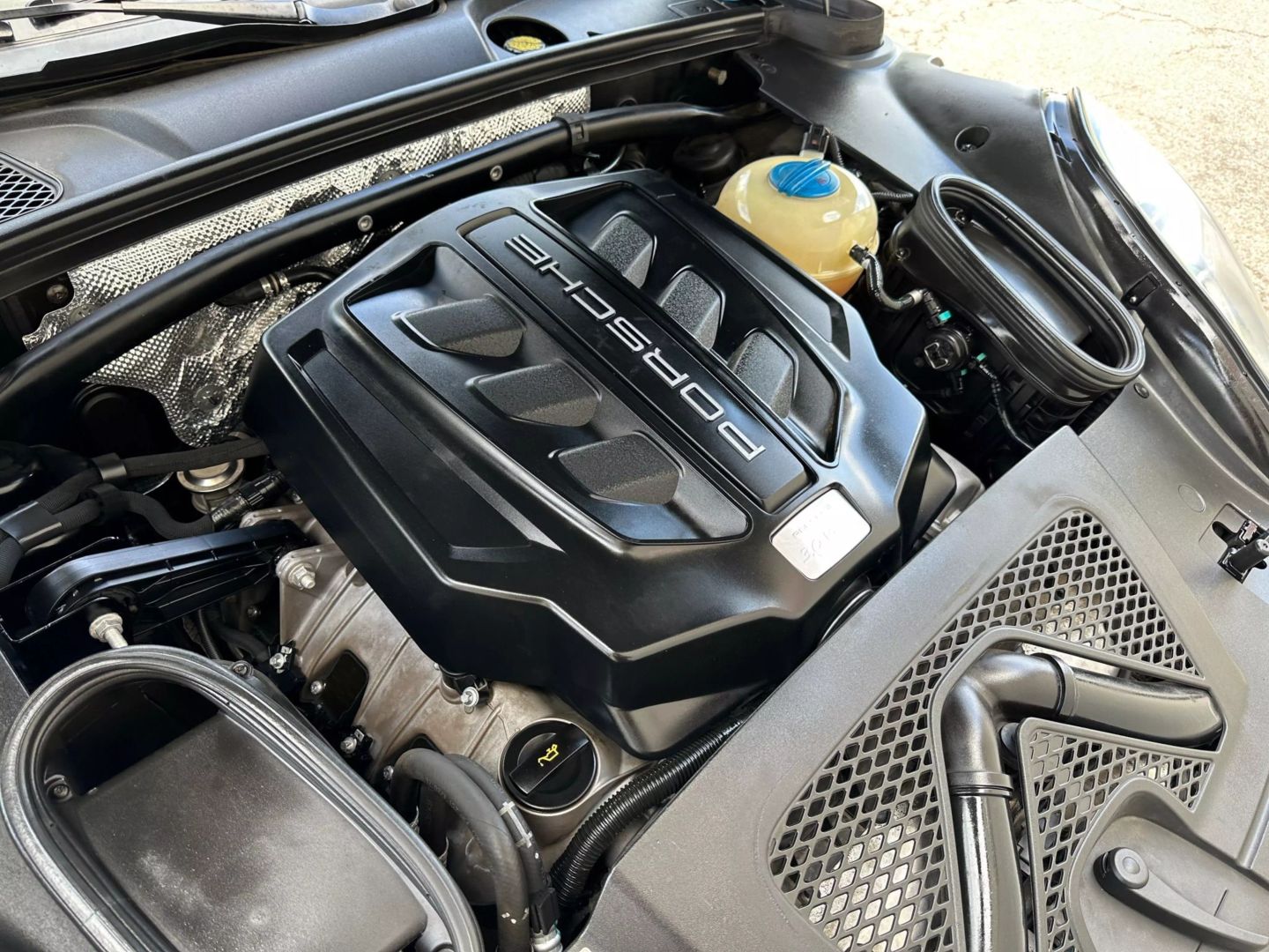 2017 Porsche Macan - Image 50