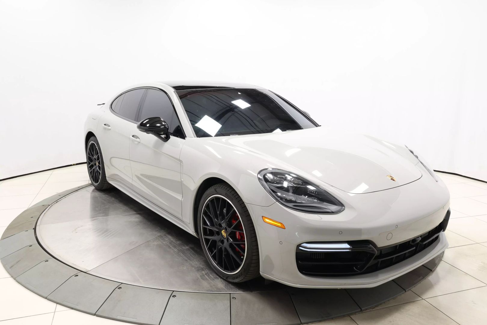 2017 Porsche Panamera - Image 117
