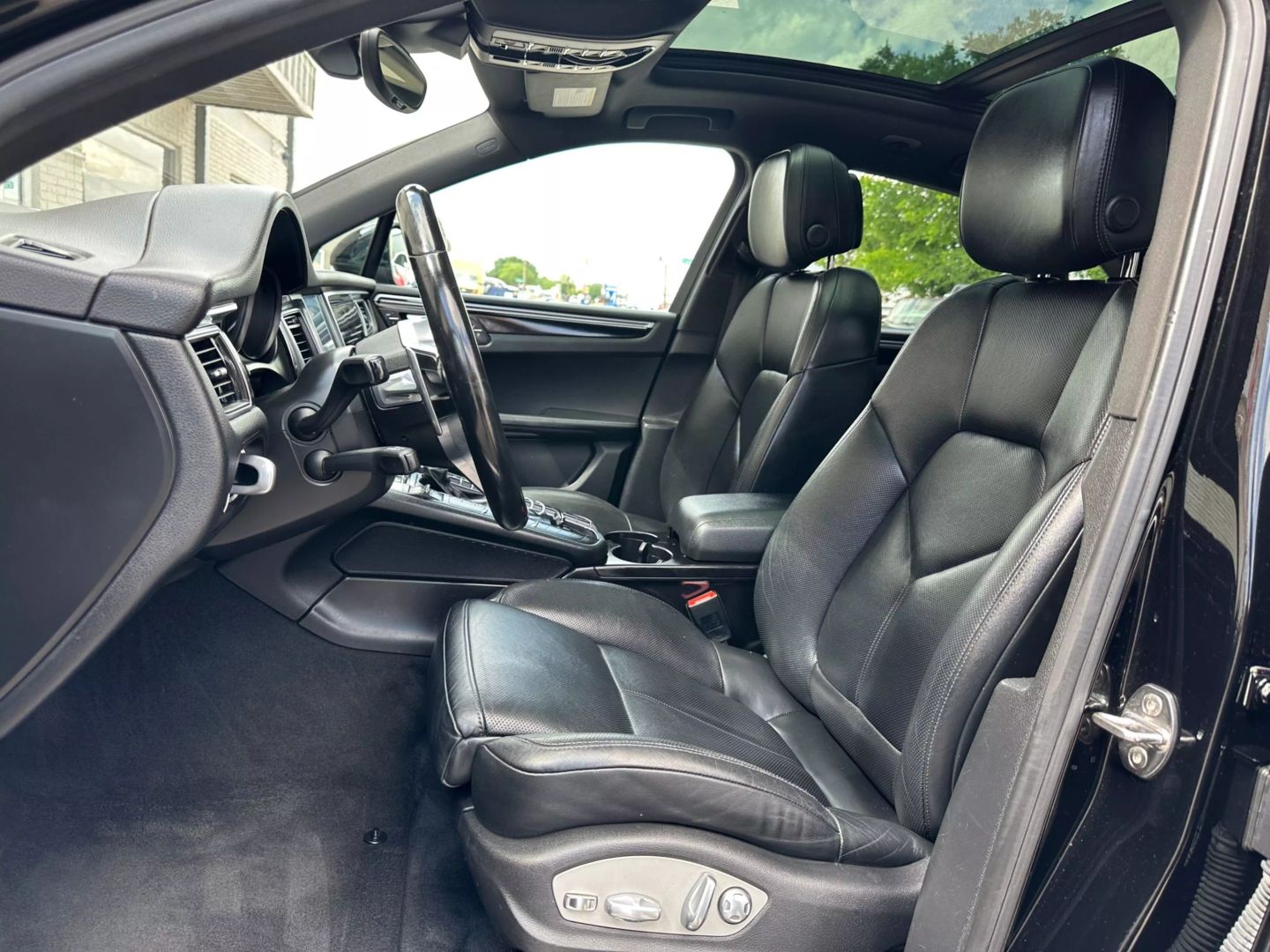 2017 Porsche Macan - Image 14