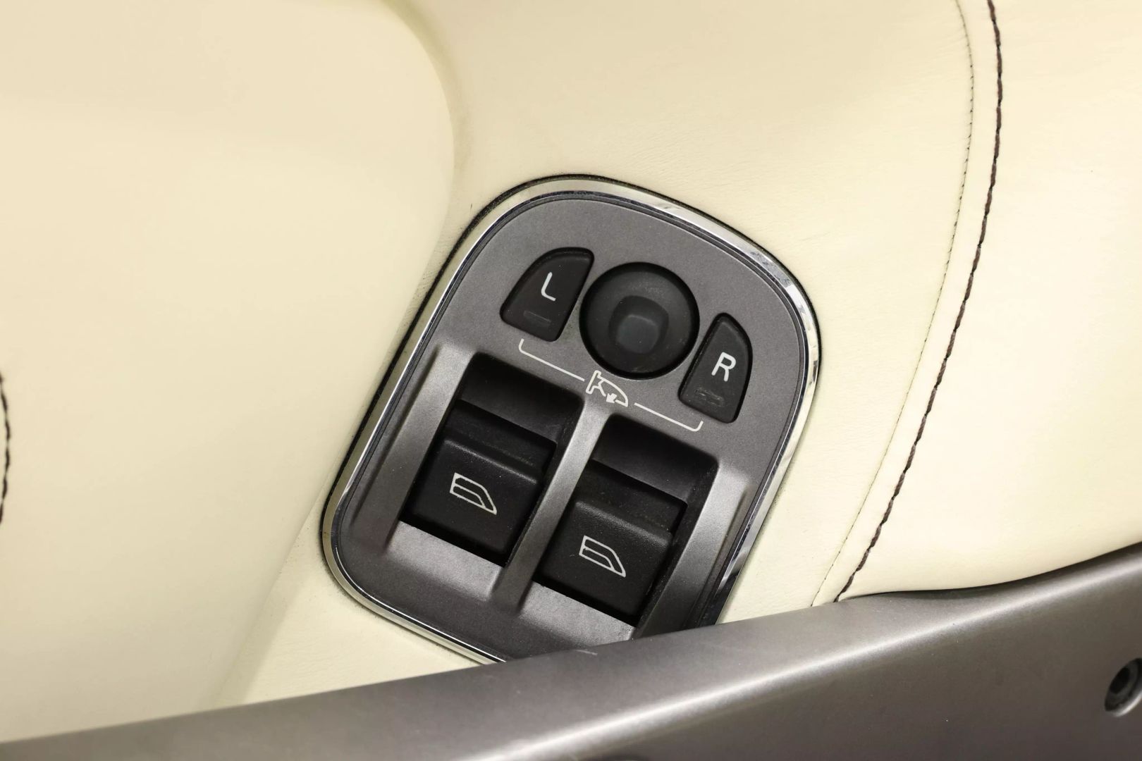 2012 Aston Martin Virage - Image 10