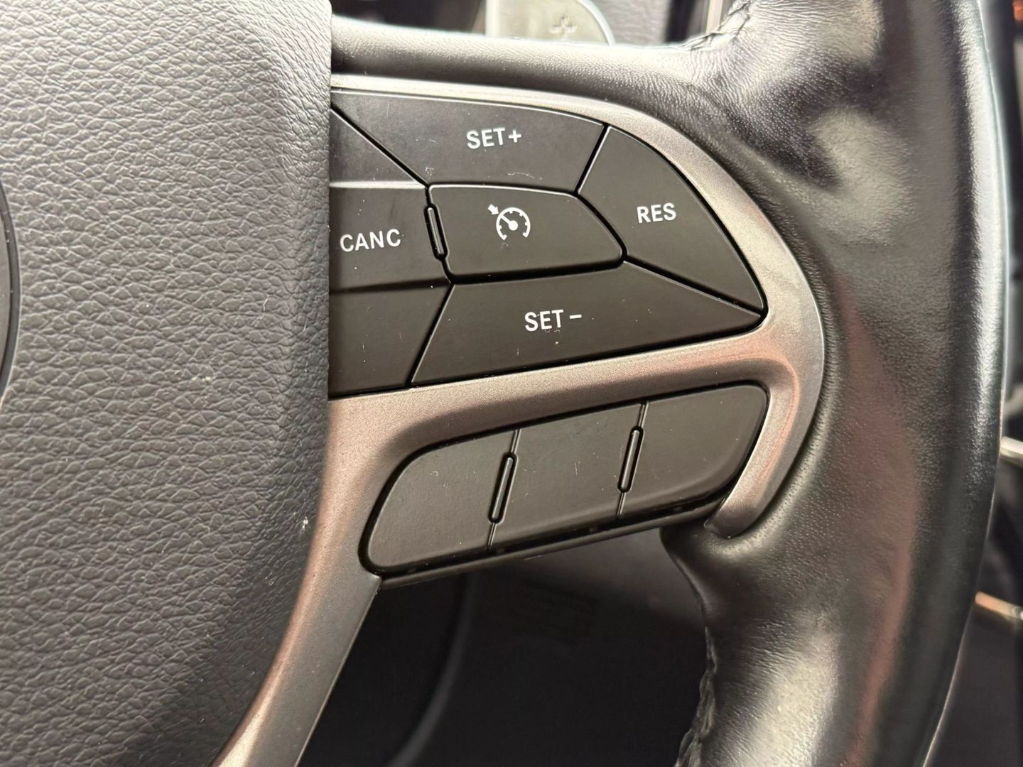 2020 Jeep Grand Cherokee - Image 32