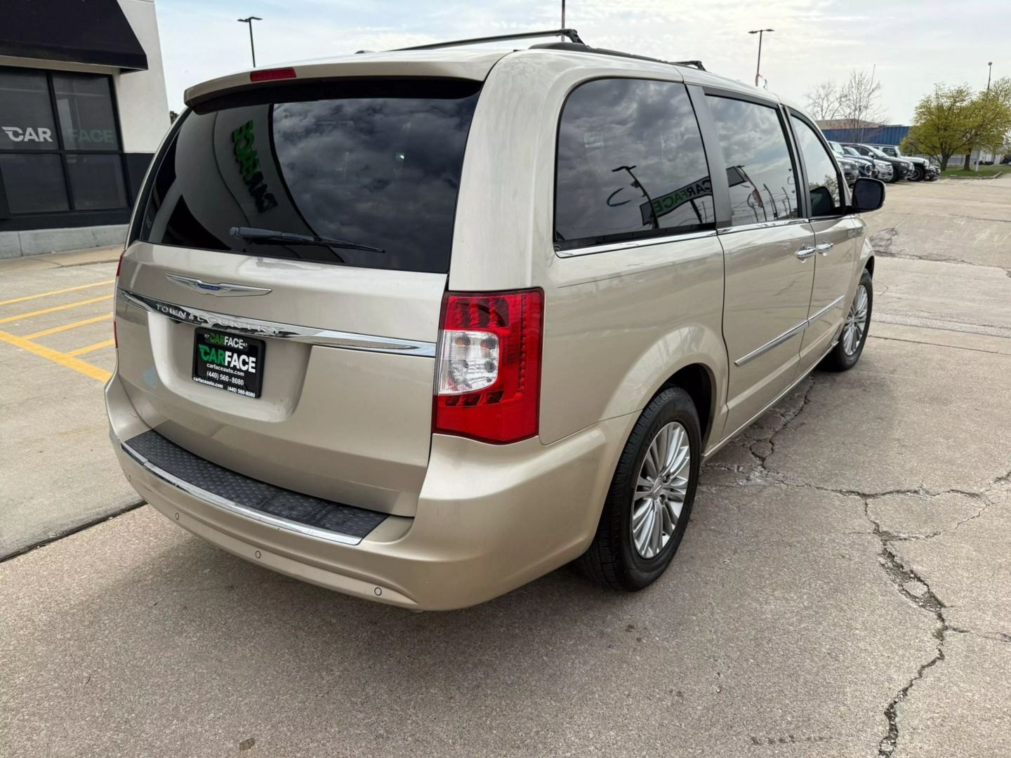 2016 Chrysler Town & Country - Image 14
