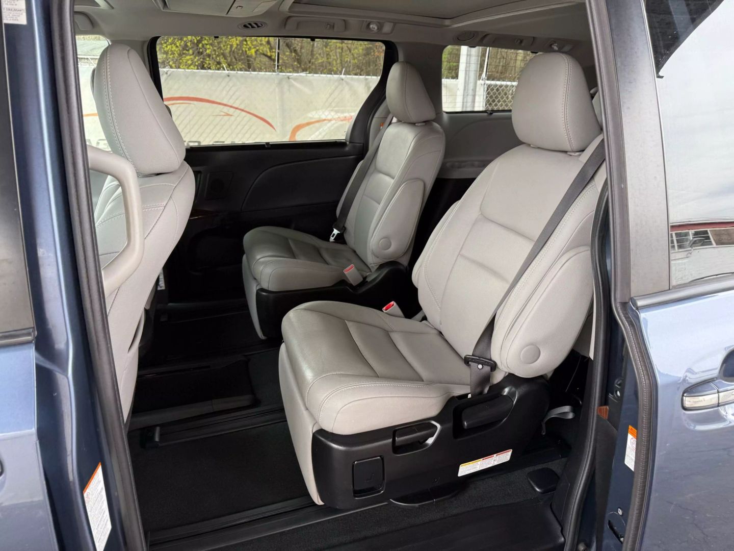 2017 Toyota Sienna - Image 17
