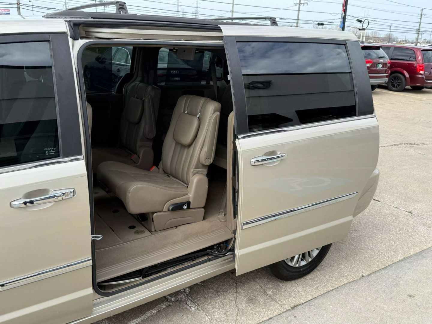 2016 Chrysler Town & Country - Image 20