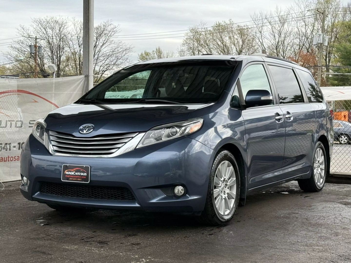 2017 Toyota Sienna - Image 3