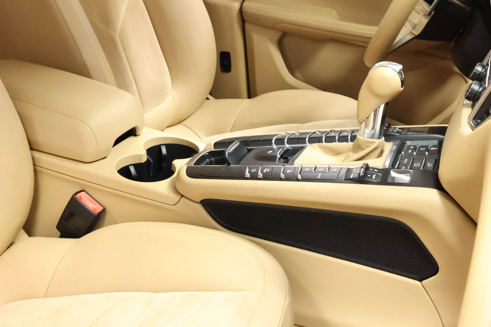2016 Porsche Macan - Image 82