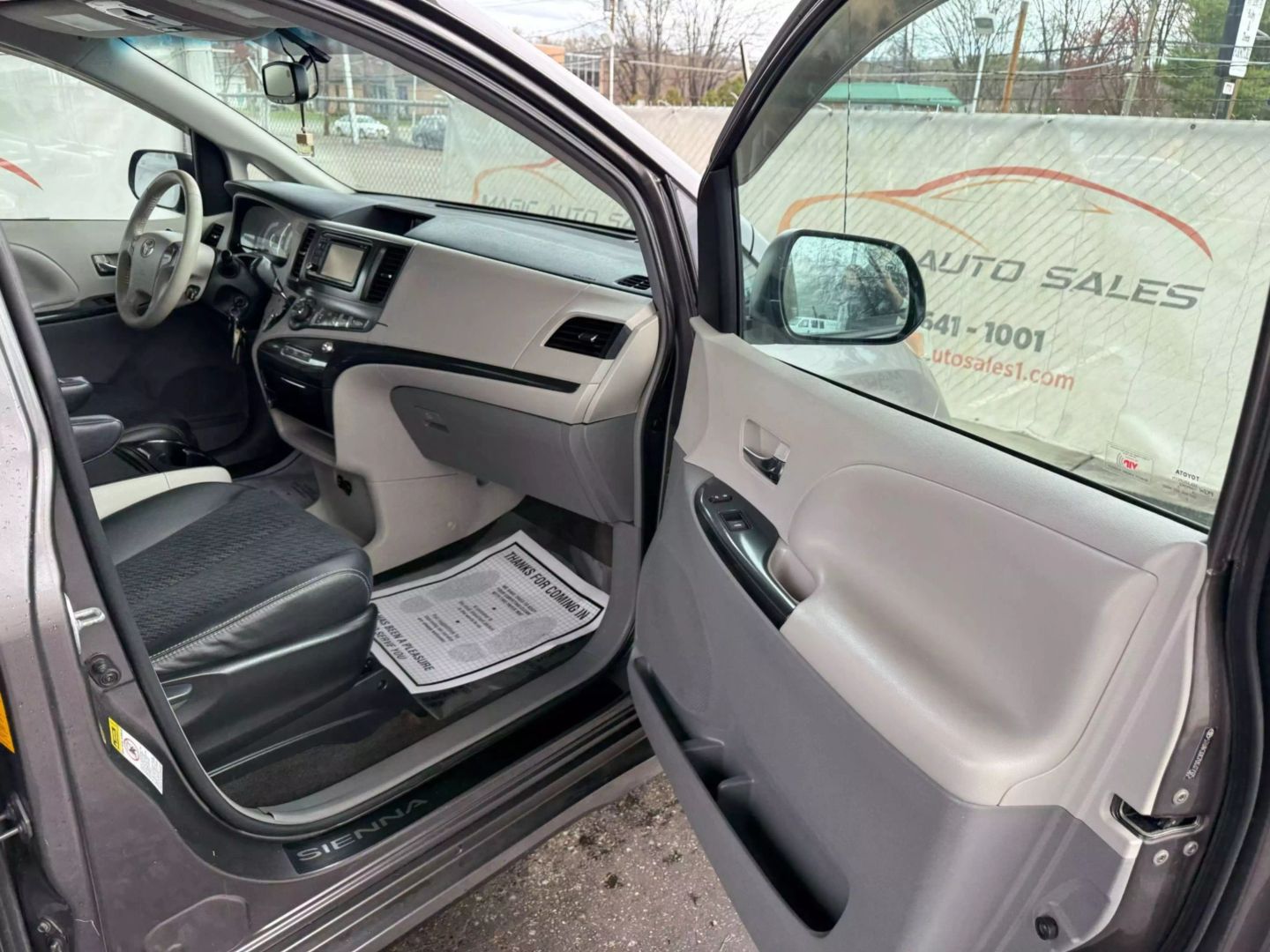 2013 Toyota Sienna - Image 21