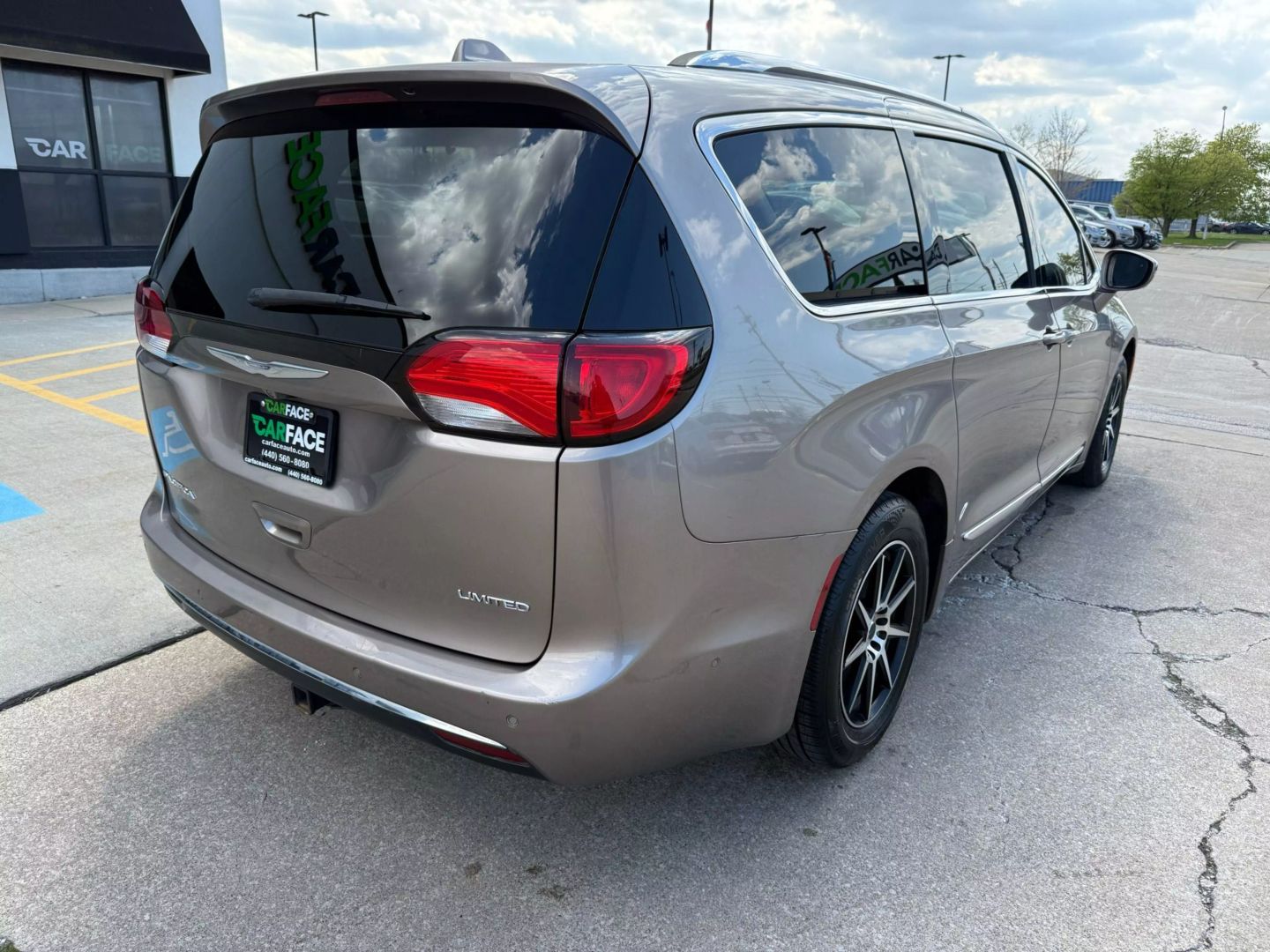 2017 Chrysler Pacifica - Image 15