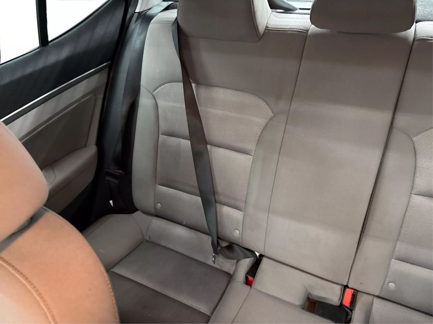 2018 Hyundai Elantra - Image 32