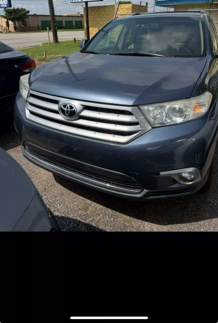 2011 Toyota Highlander - Image 2