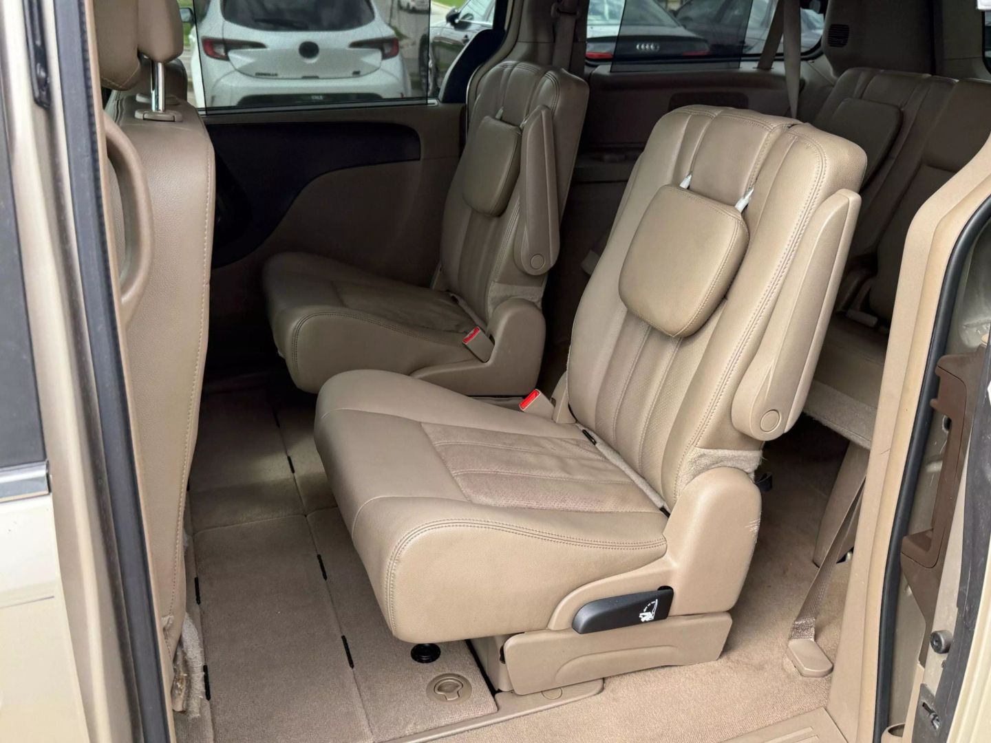 2016 Chrysler Town & Country - Image 21