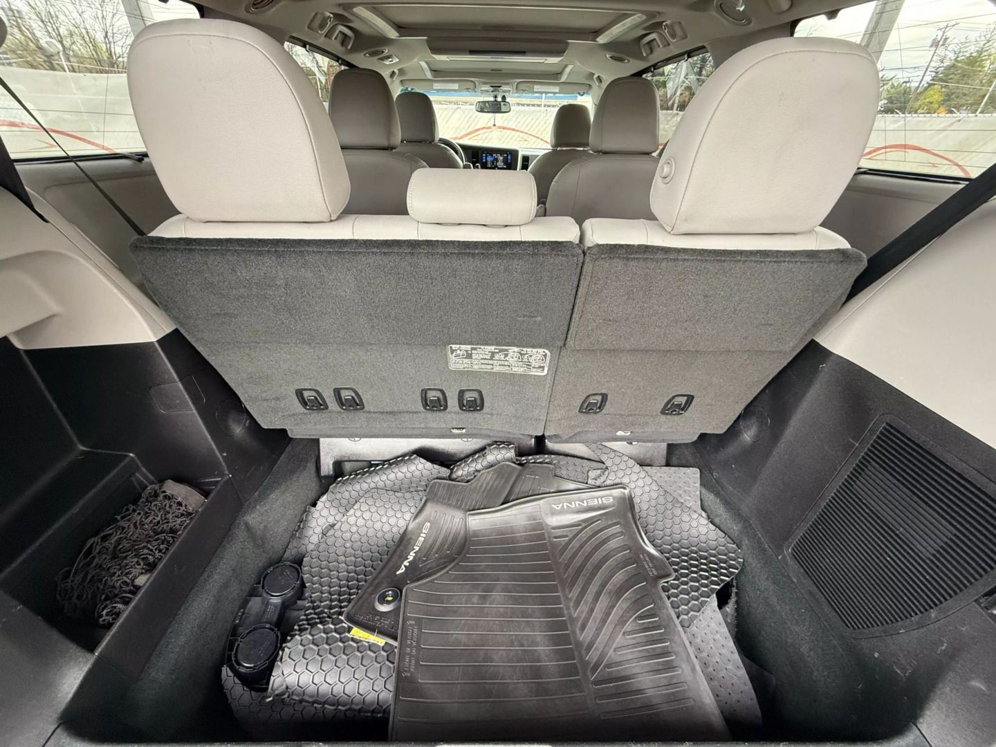 2017 Toyota Sienna - Image 20