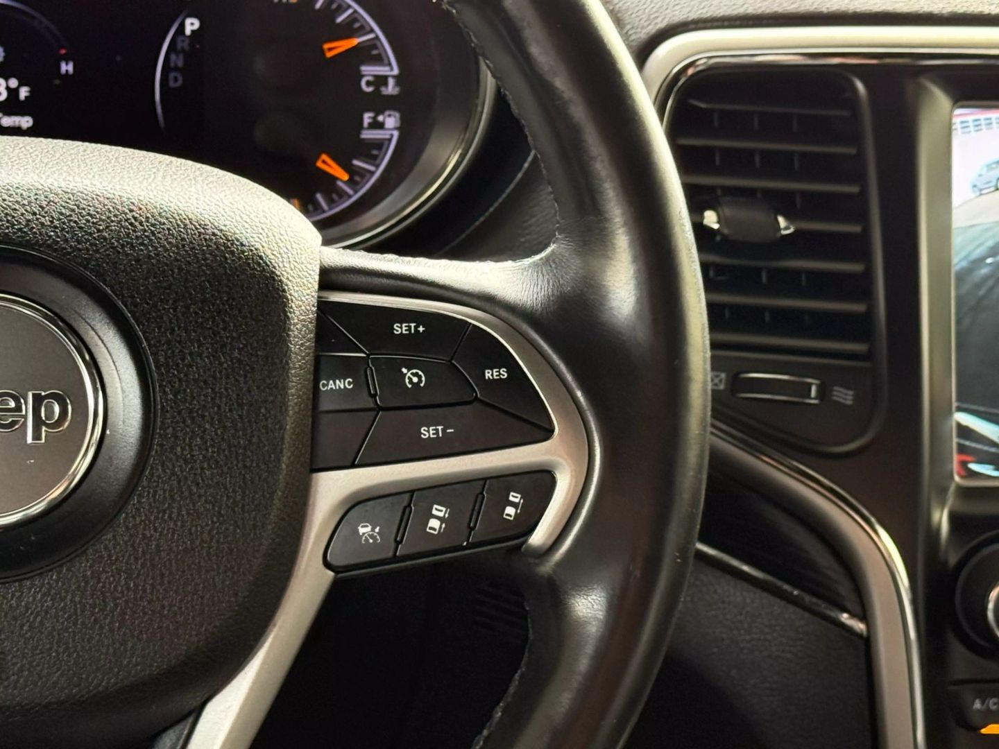 2018 Jeep Grand Cherokee - Image 36