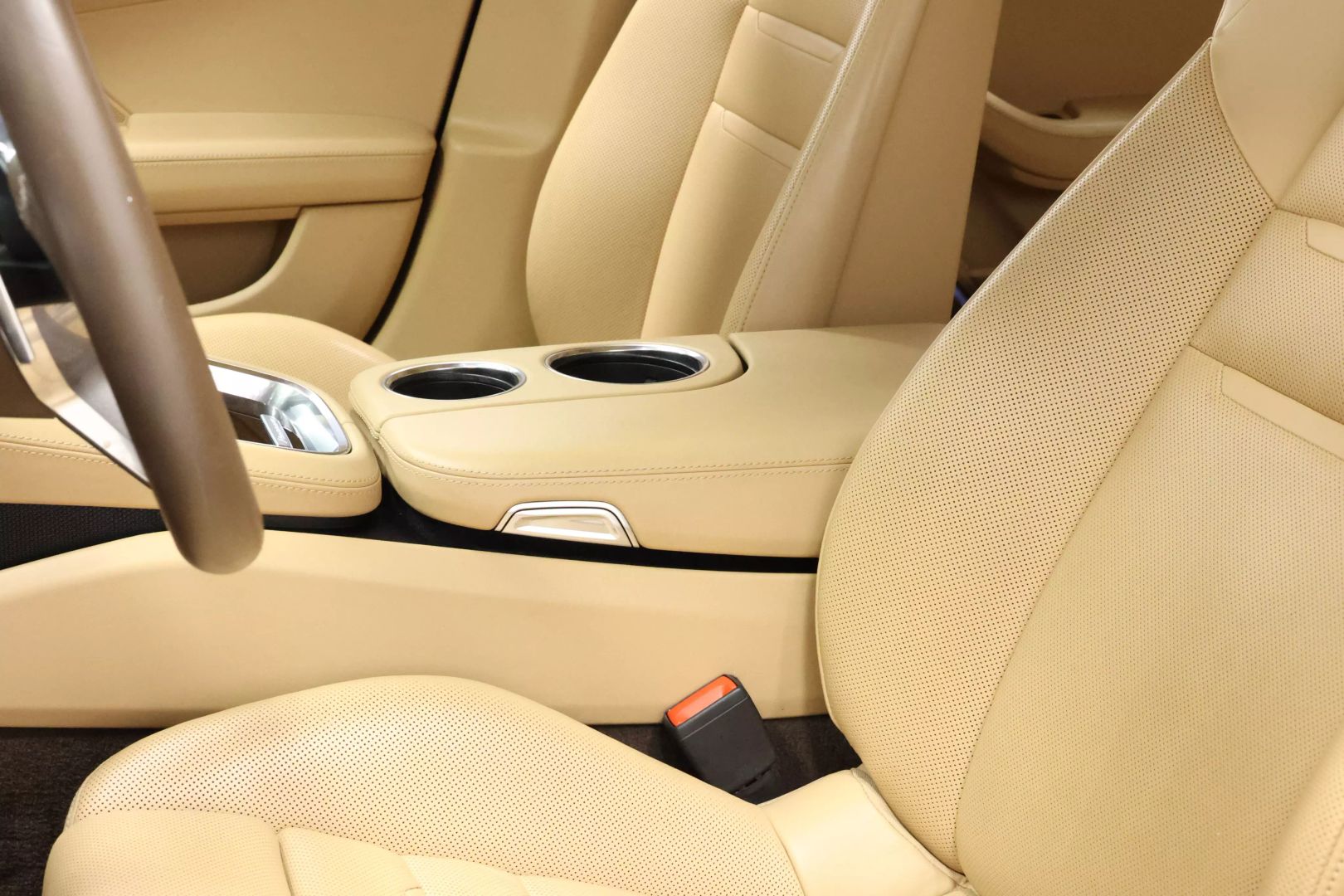 2017 Porsche Panamera - Image 45