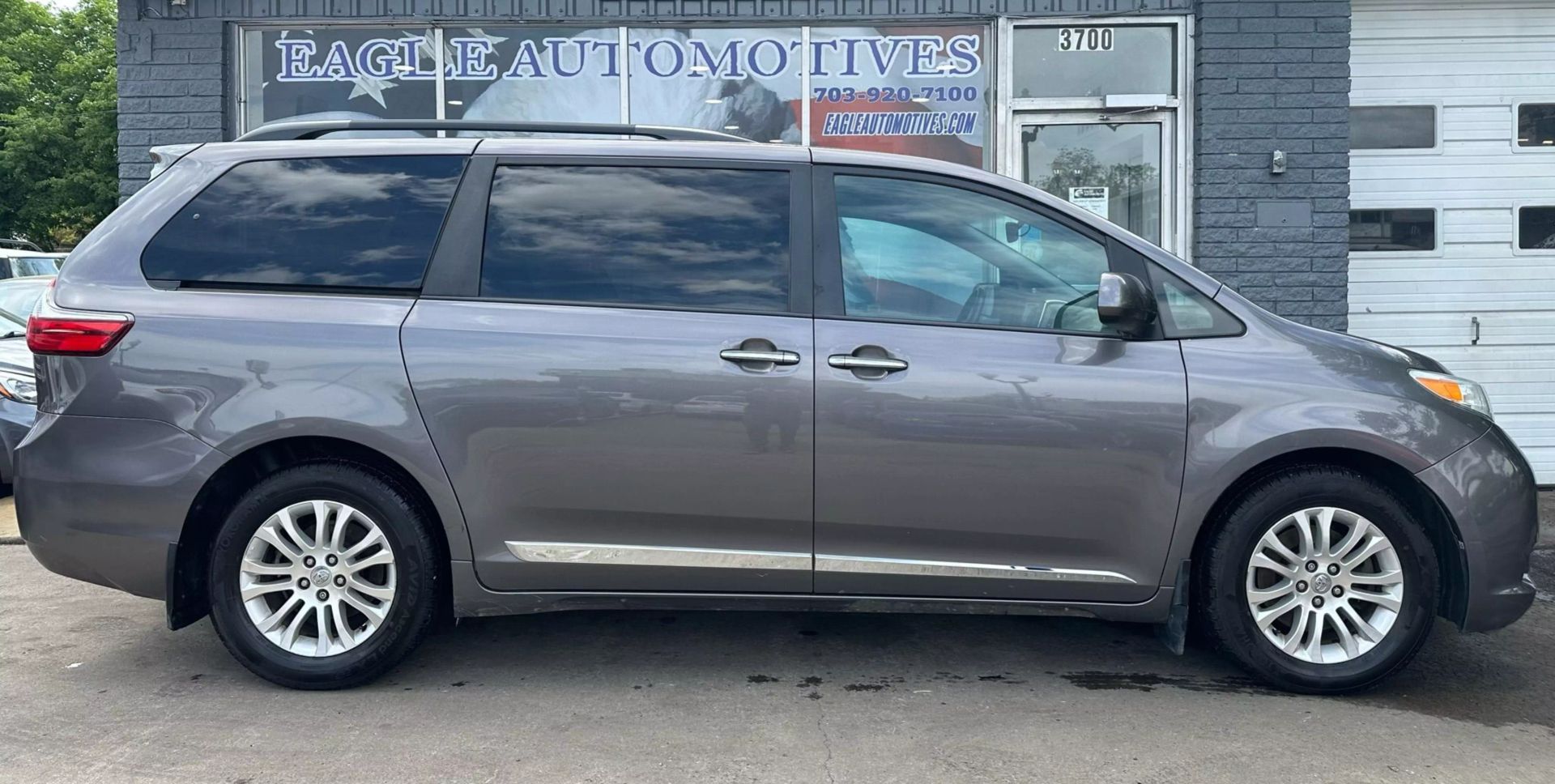 Used 2017 Toyota Sienna XLE with VIN 5TDYZ3DC0HS826807 for sale in Arlington, VA