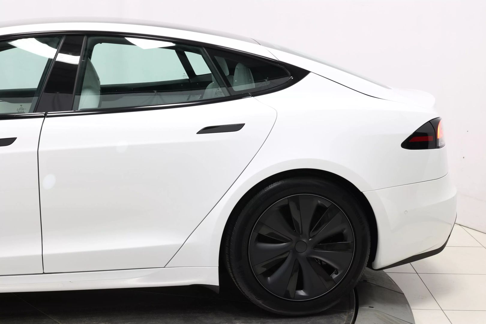 2022 Tesla Model S - Image 8