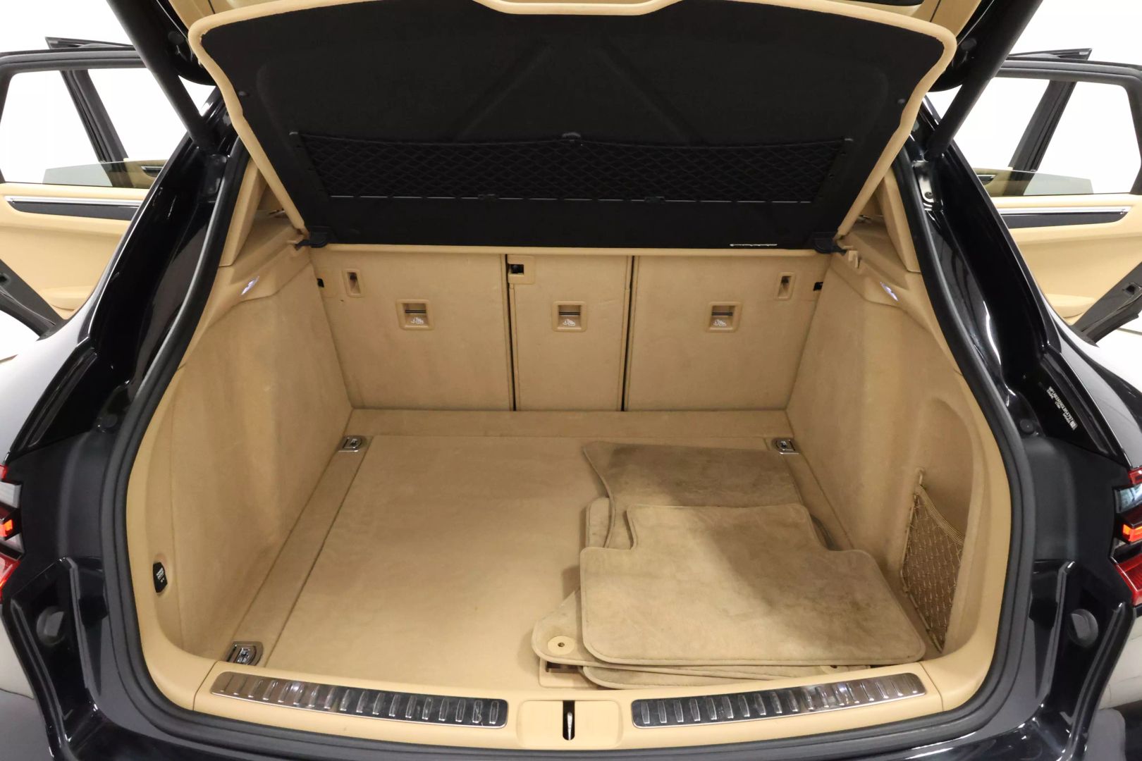 2016 Porsche Macan - Image 55