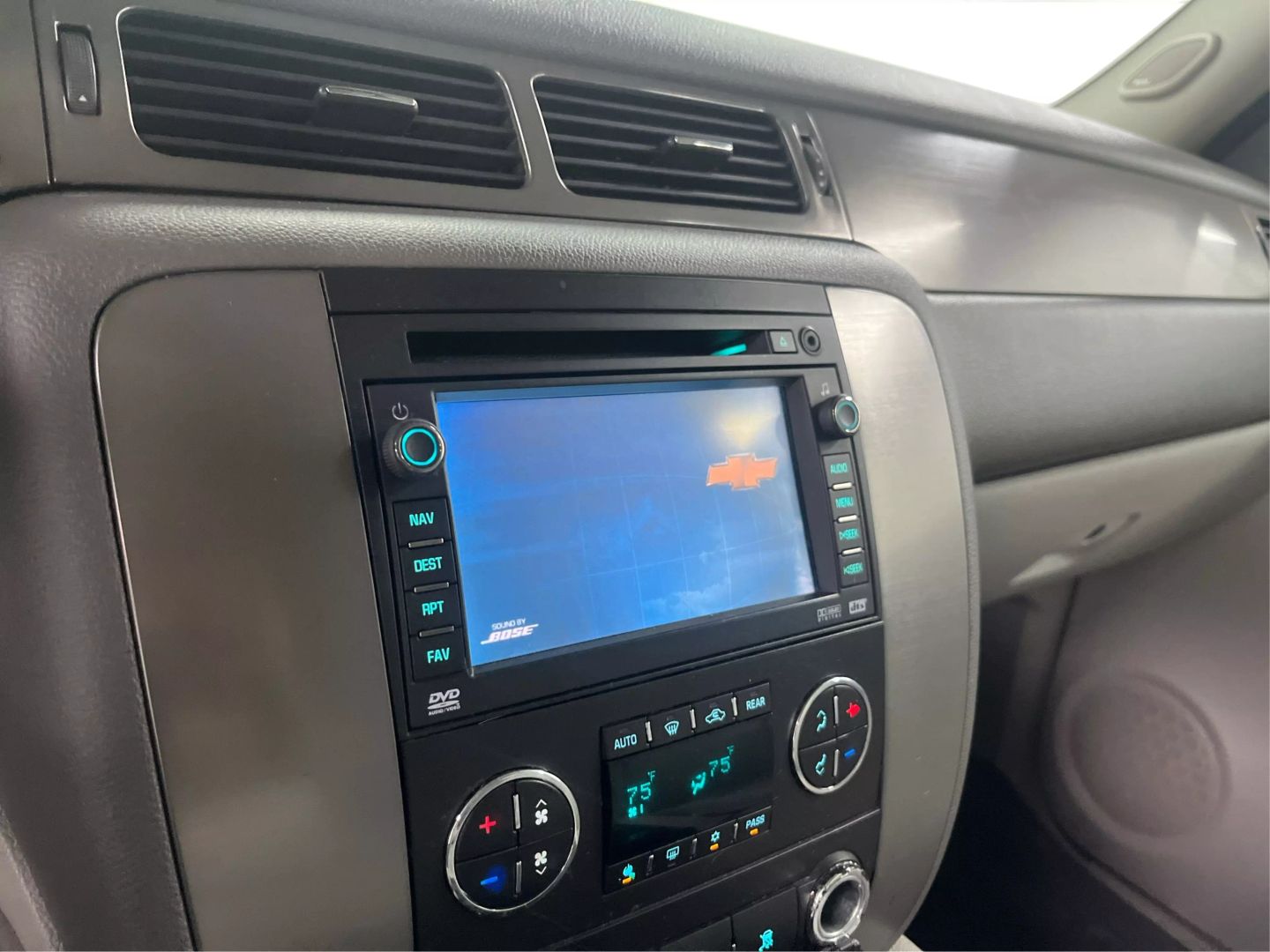 2009 Chevrolet Suburban 1500 - Image 14