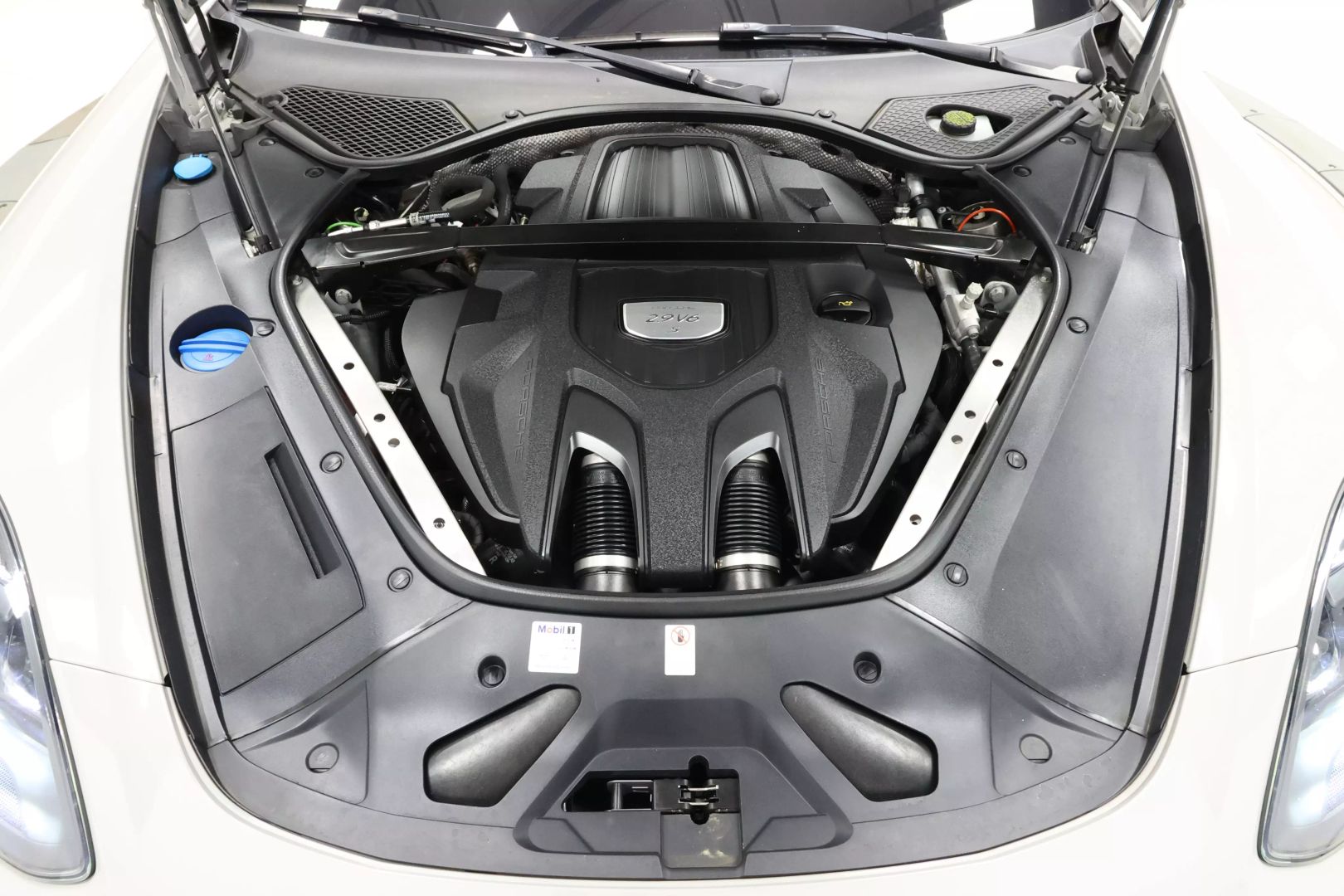 2017 Porsche Panamera - Image 121