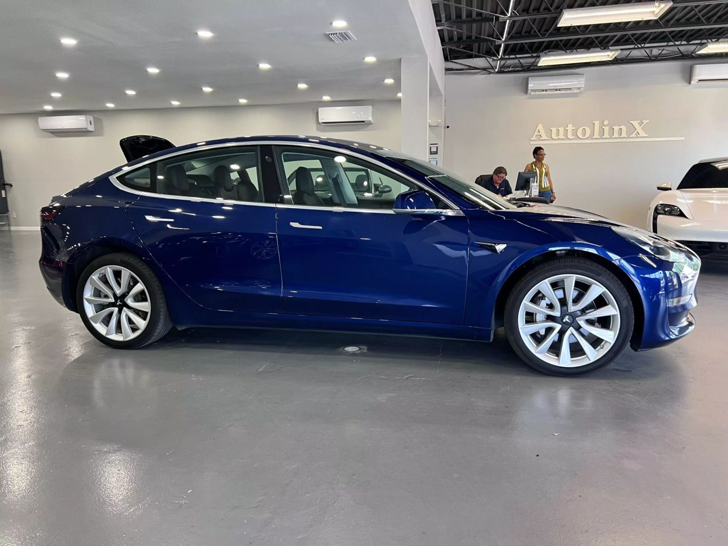 2018 Tesla Model 3 Mid Range Sedan 4d - Image 8