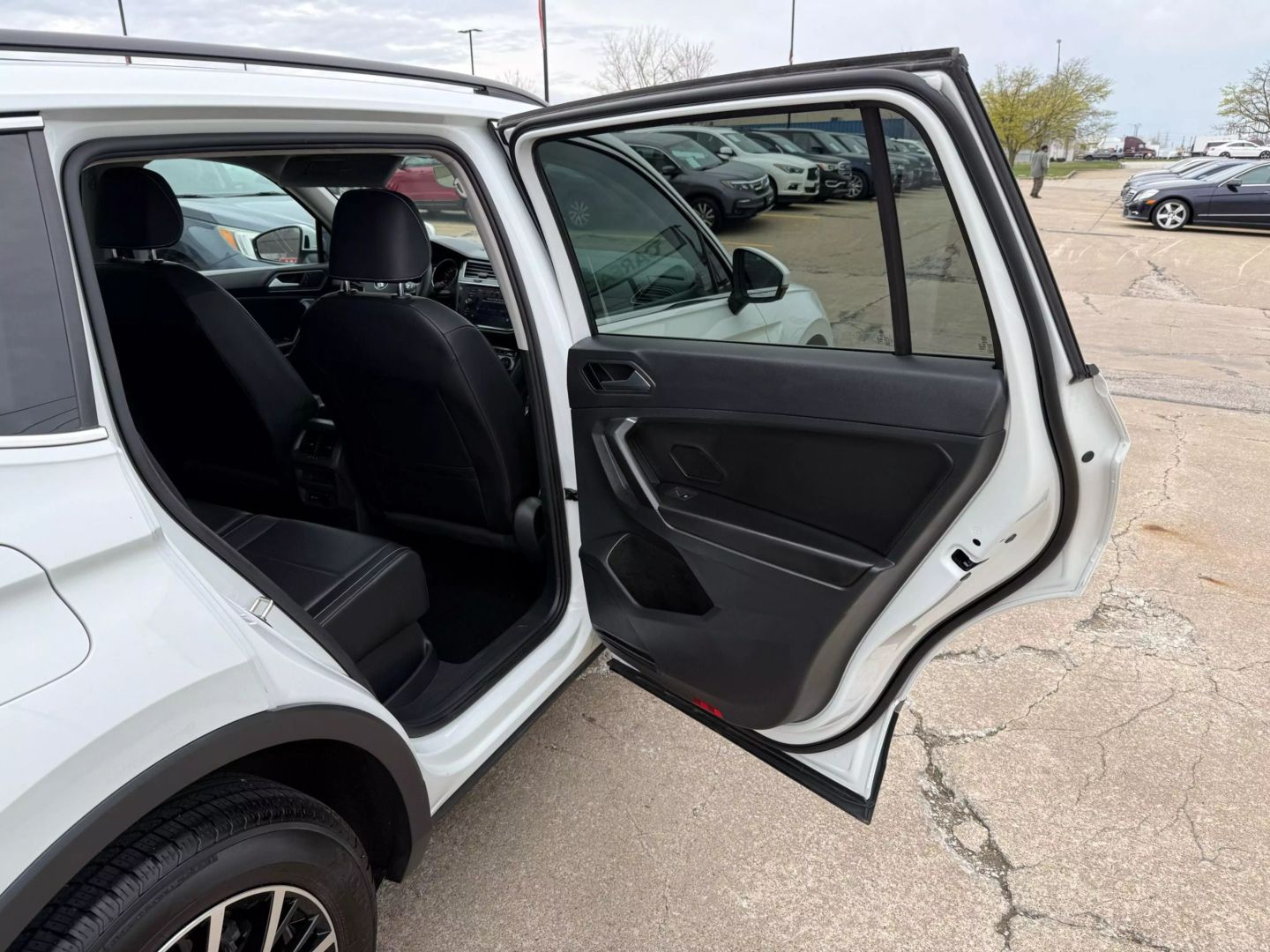 2021 Volkswagen Tiguan - Image 21