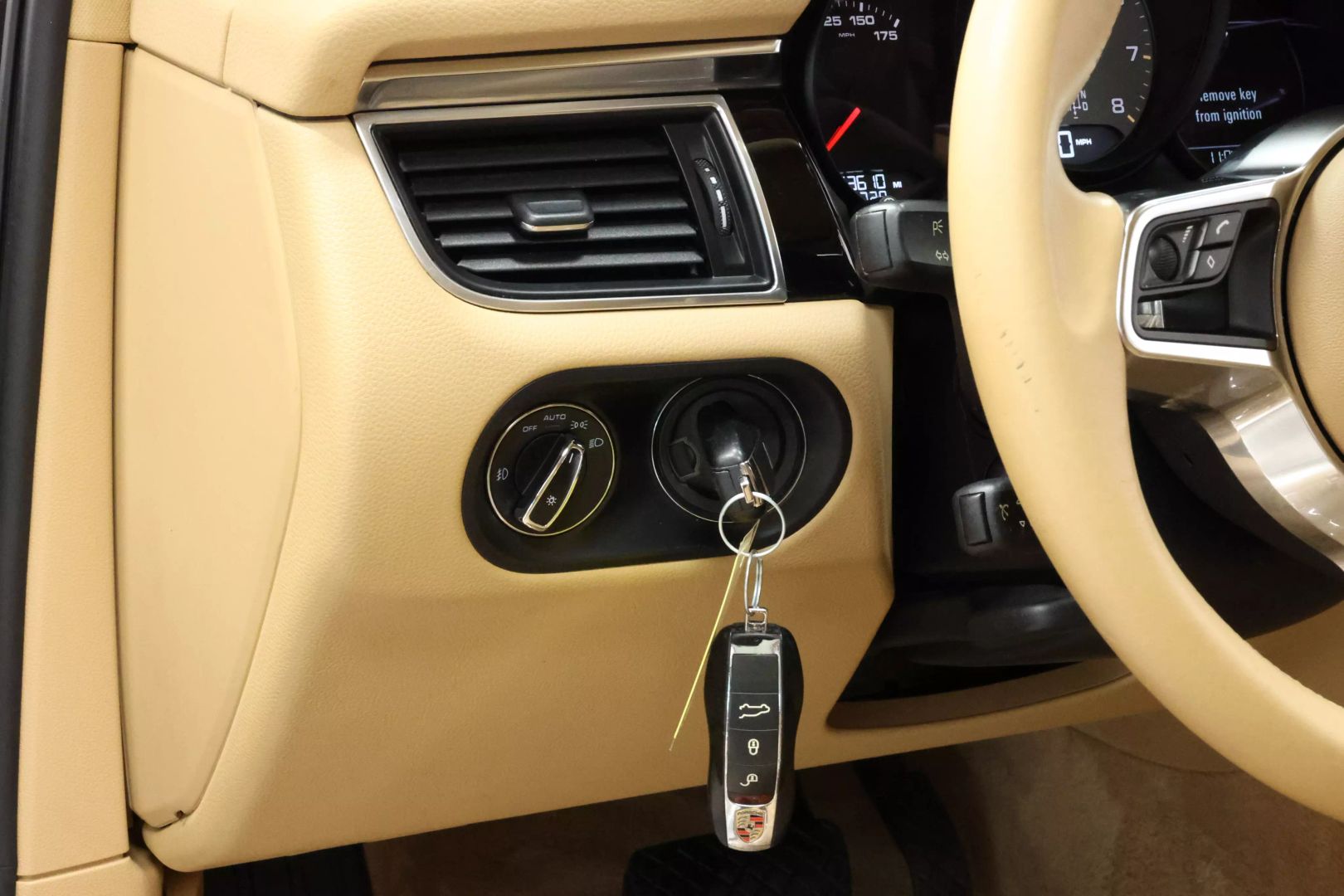2016 Porsche Macan - Image 20