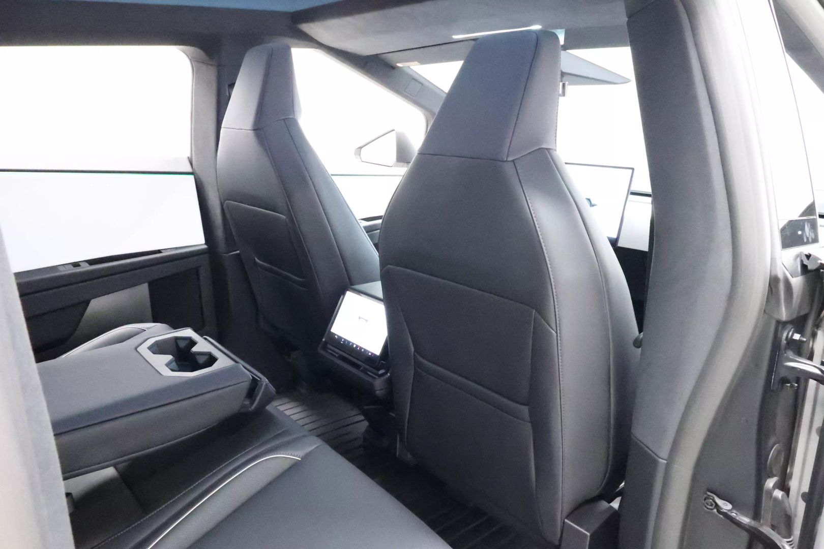2024 Tesla Cybertruck - Image 101