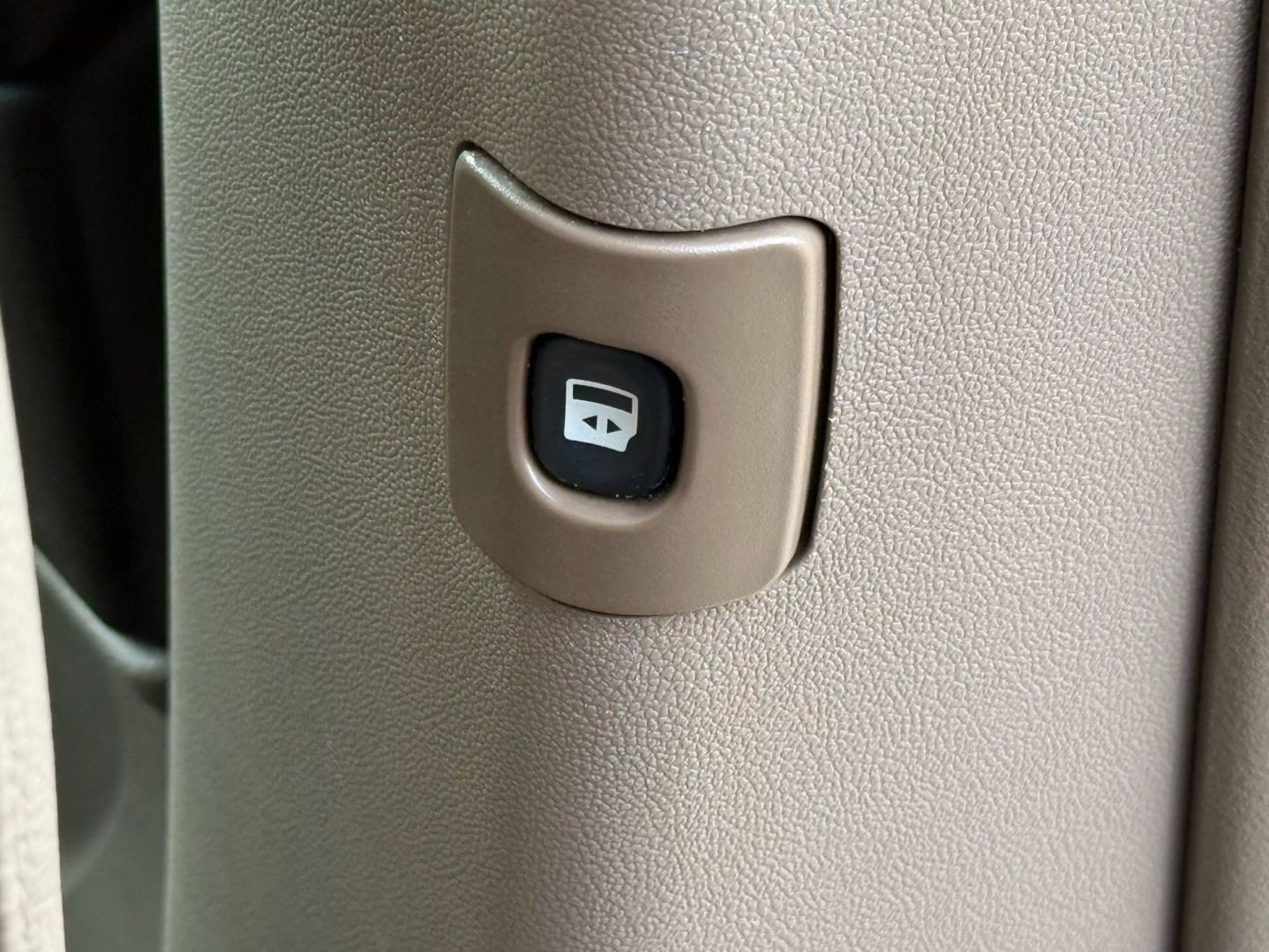 2016 Chrysler Town & Country - Image 28