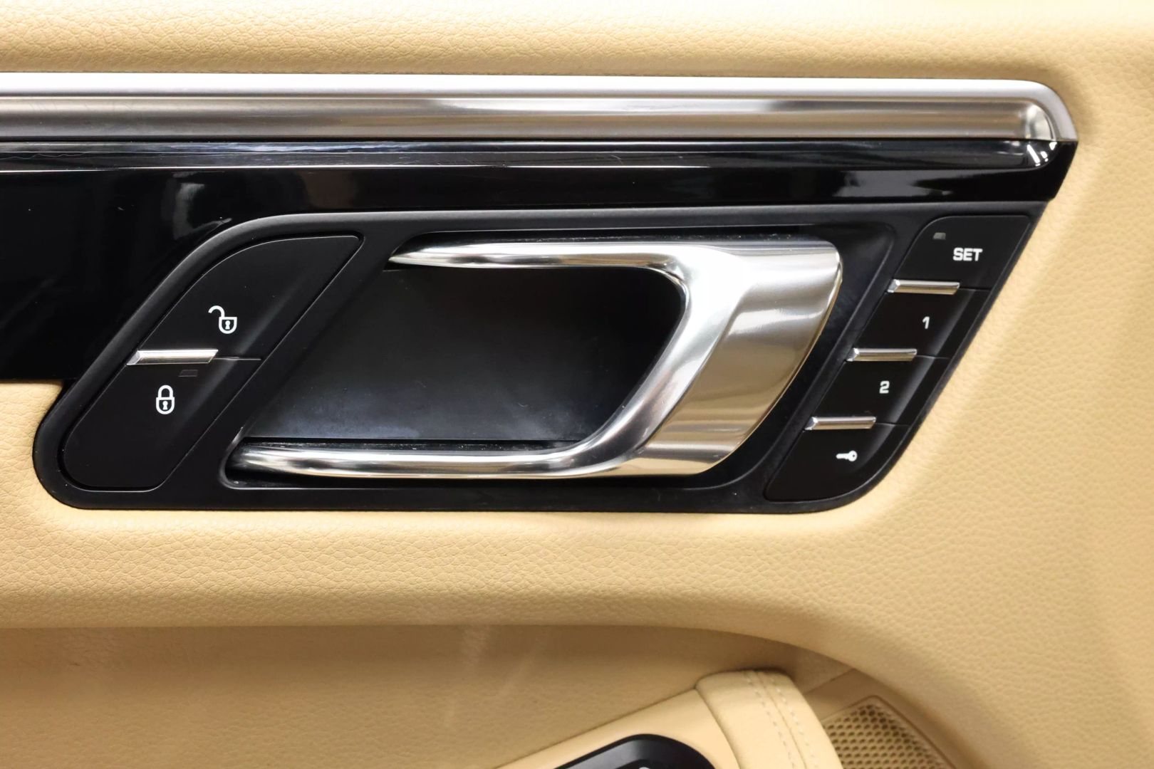 2016 Porsche Macan - Image 11