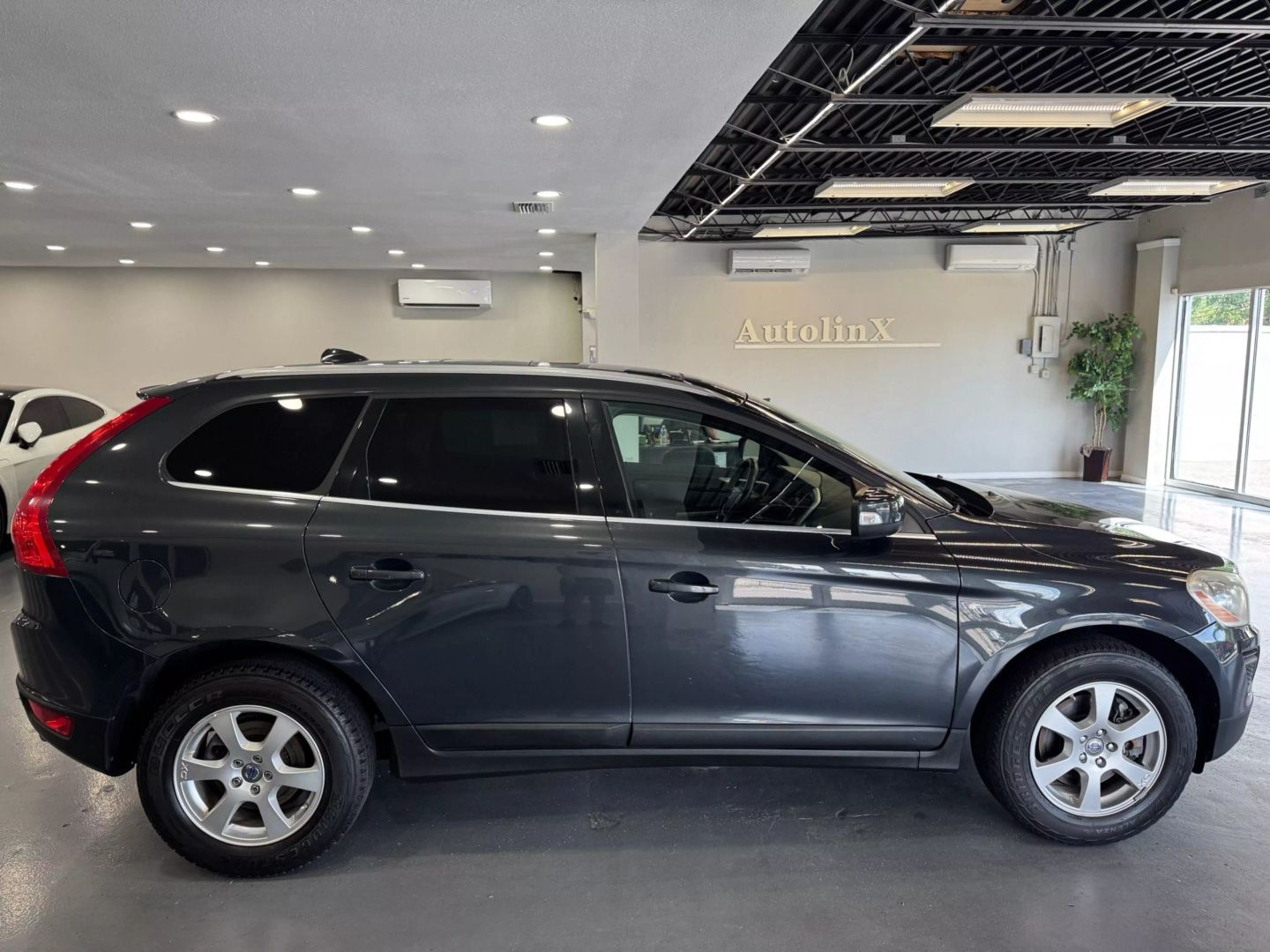 2012 Volvo Xc60 3.2 Sport Utility 4d - Image 8