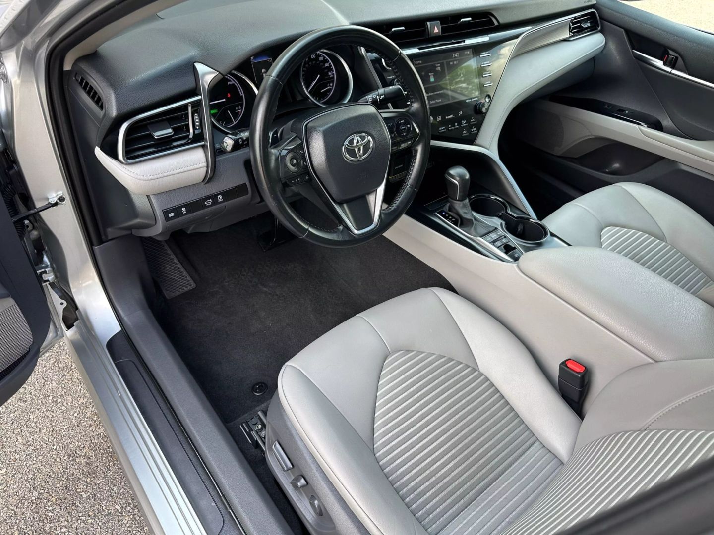 2020 Toyota Camry Hybrid - Image 13