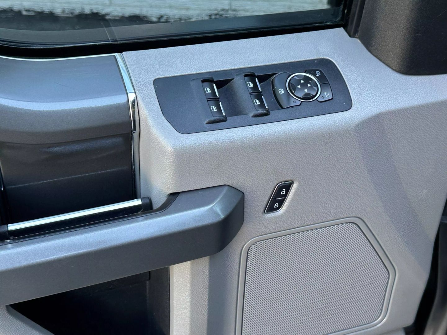 2015 Ford F150 Supercrew Cab - Image 11