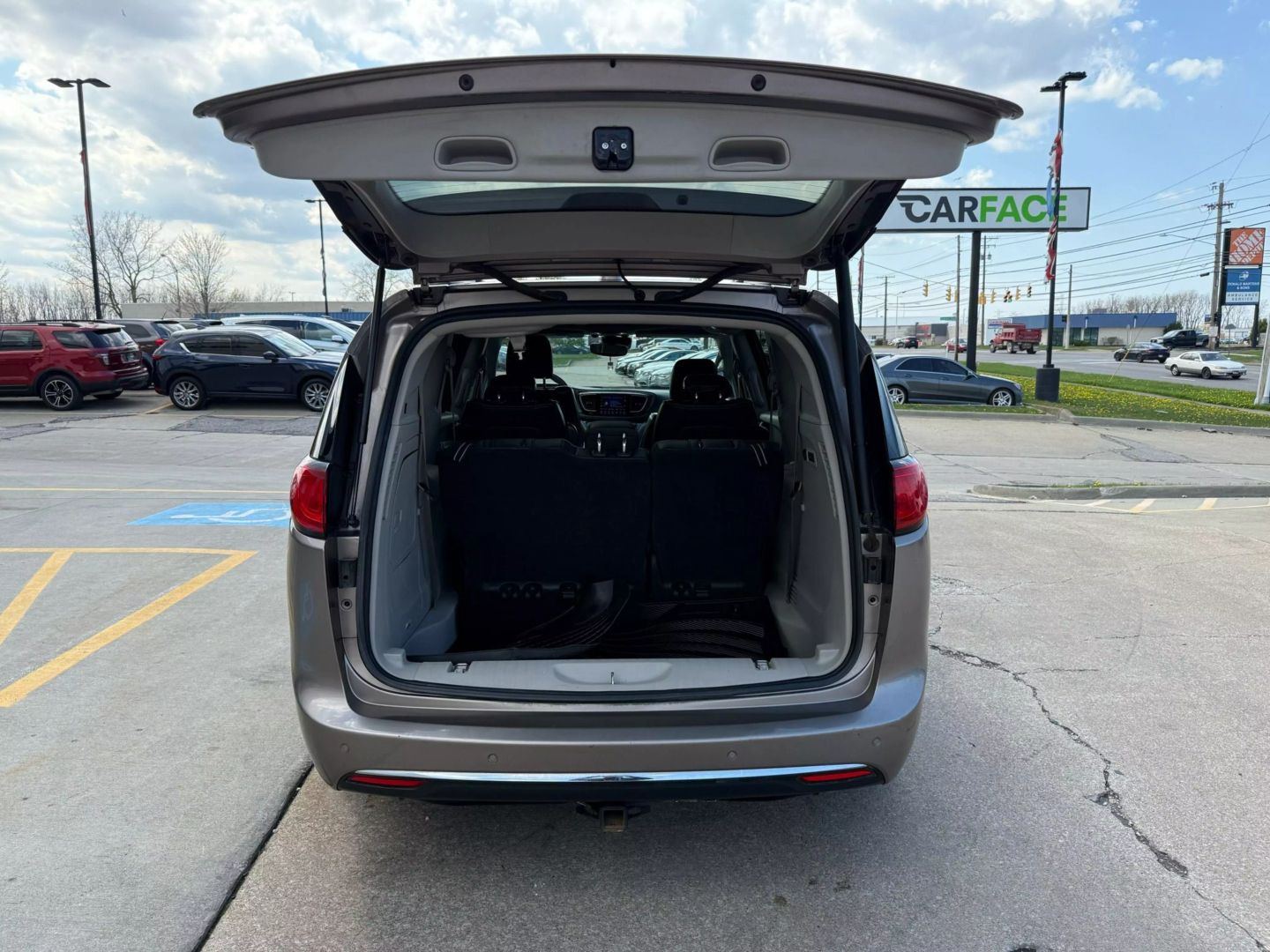 2017 Chrysler Pacifica - Image 11