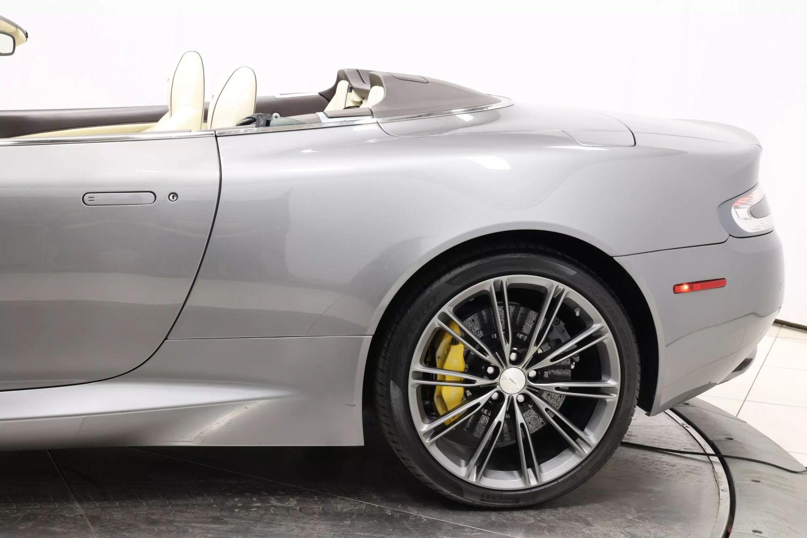 2012 Aston Martin Virage - Image 8