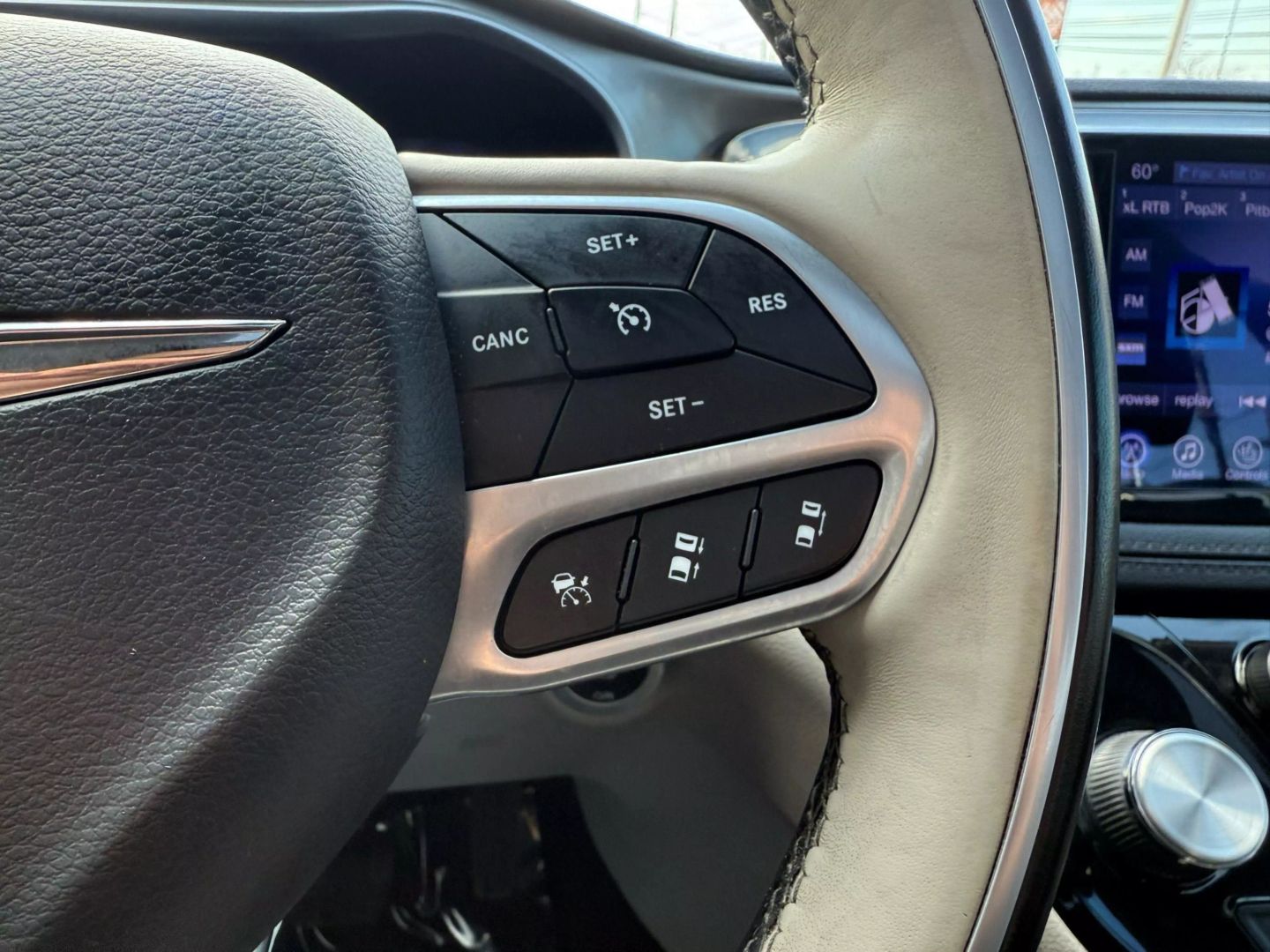 2017 Chrysler Pacifica - Image 38