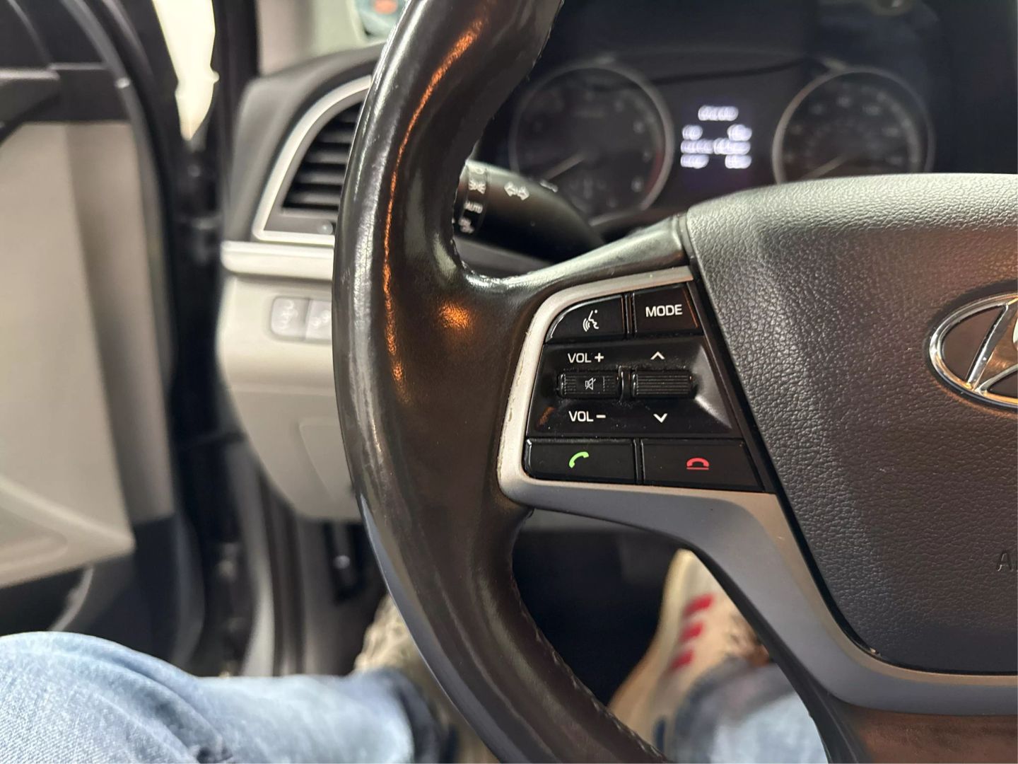 2018 Hyundai Elantra - Image 25