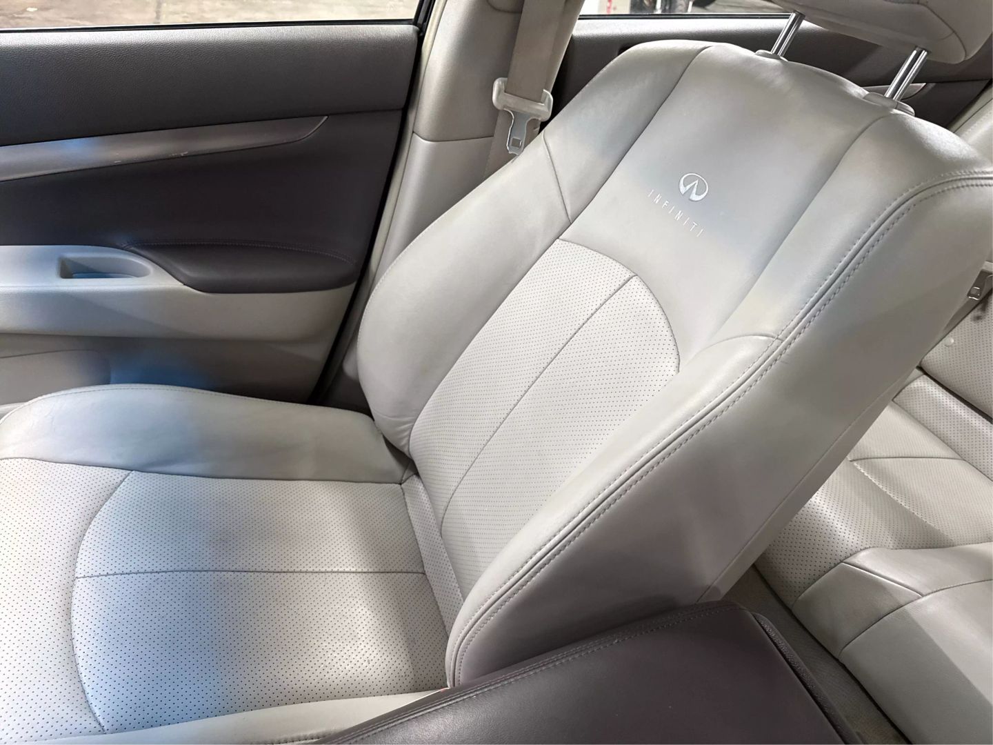 2012 Infiniti G - Image 30