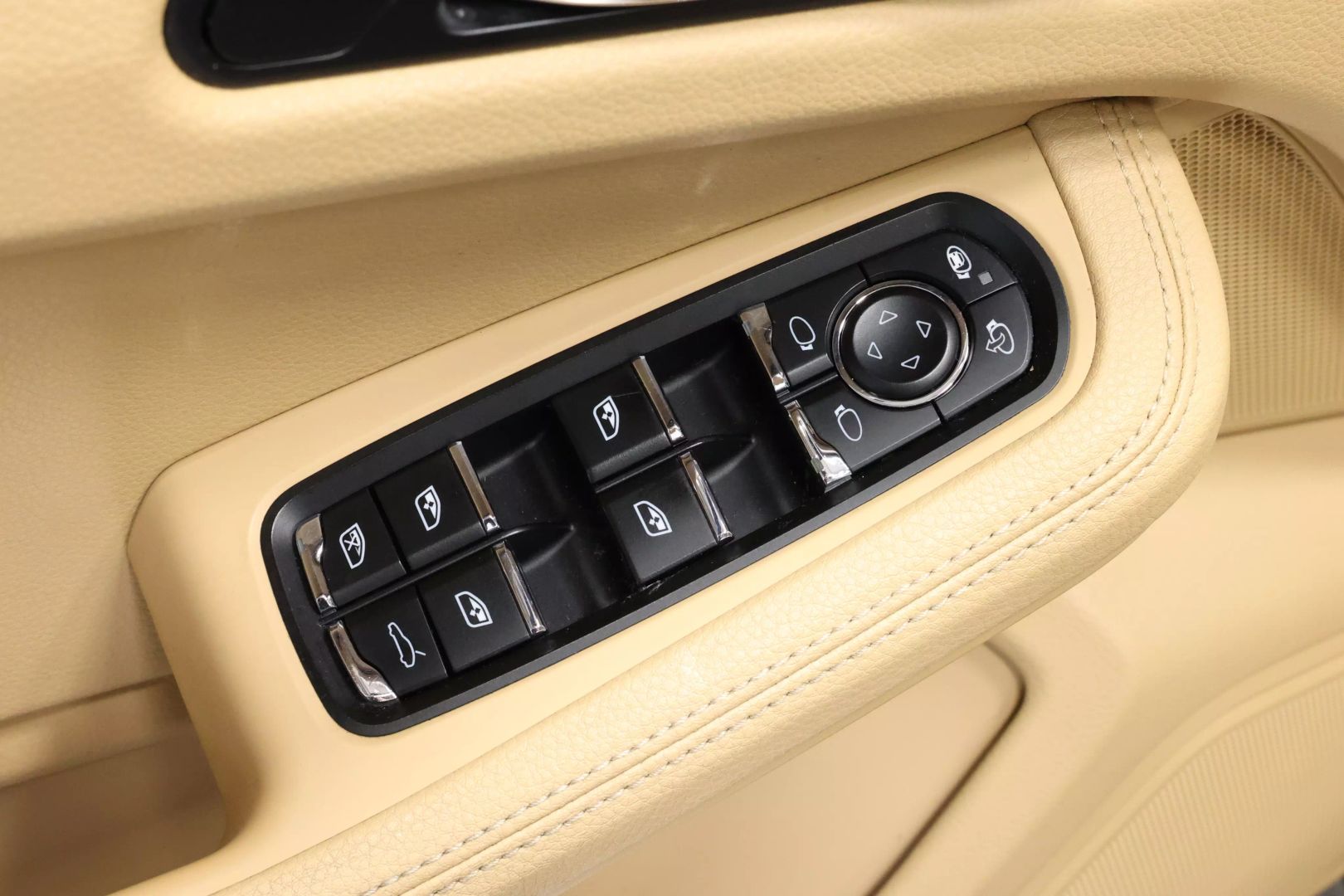 2016 Porsche Macan - Image 10