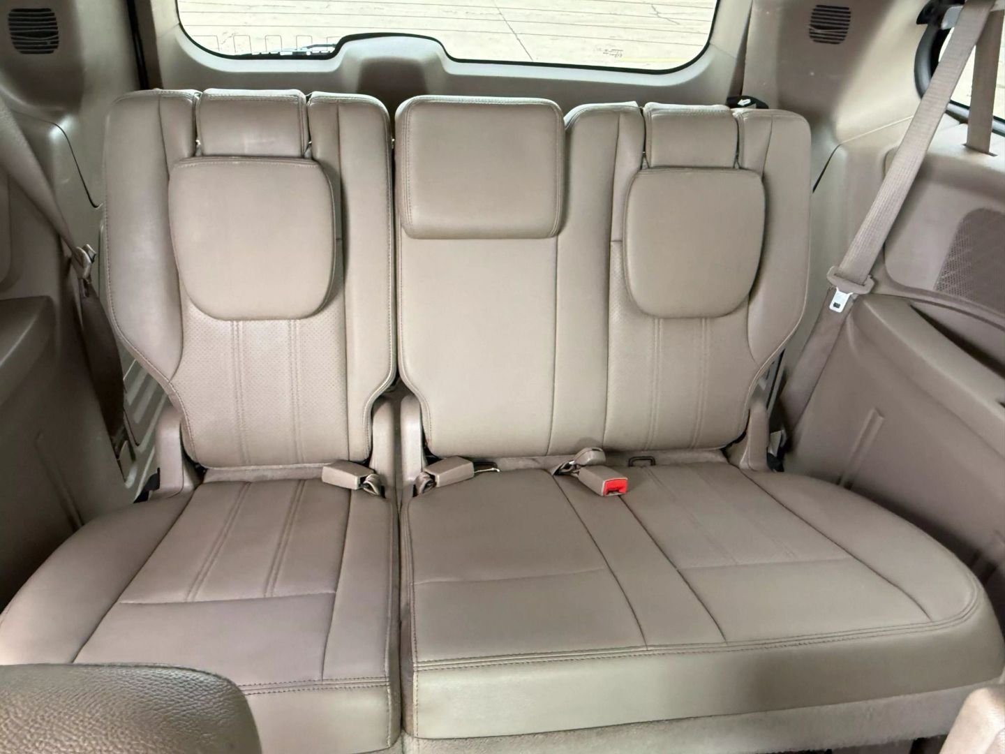 2016 Chrysler Town & Country - Image 26