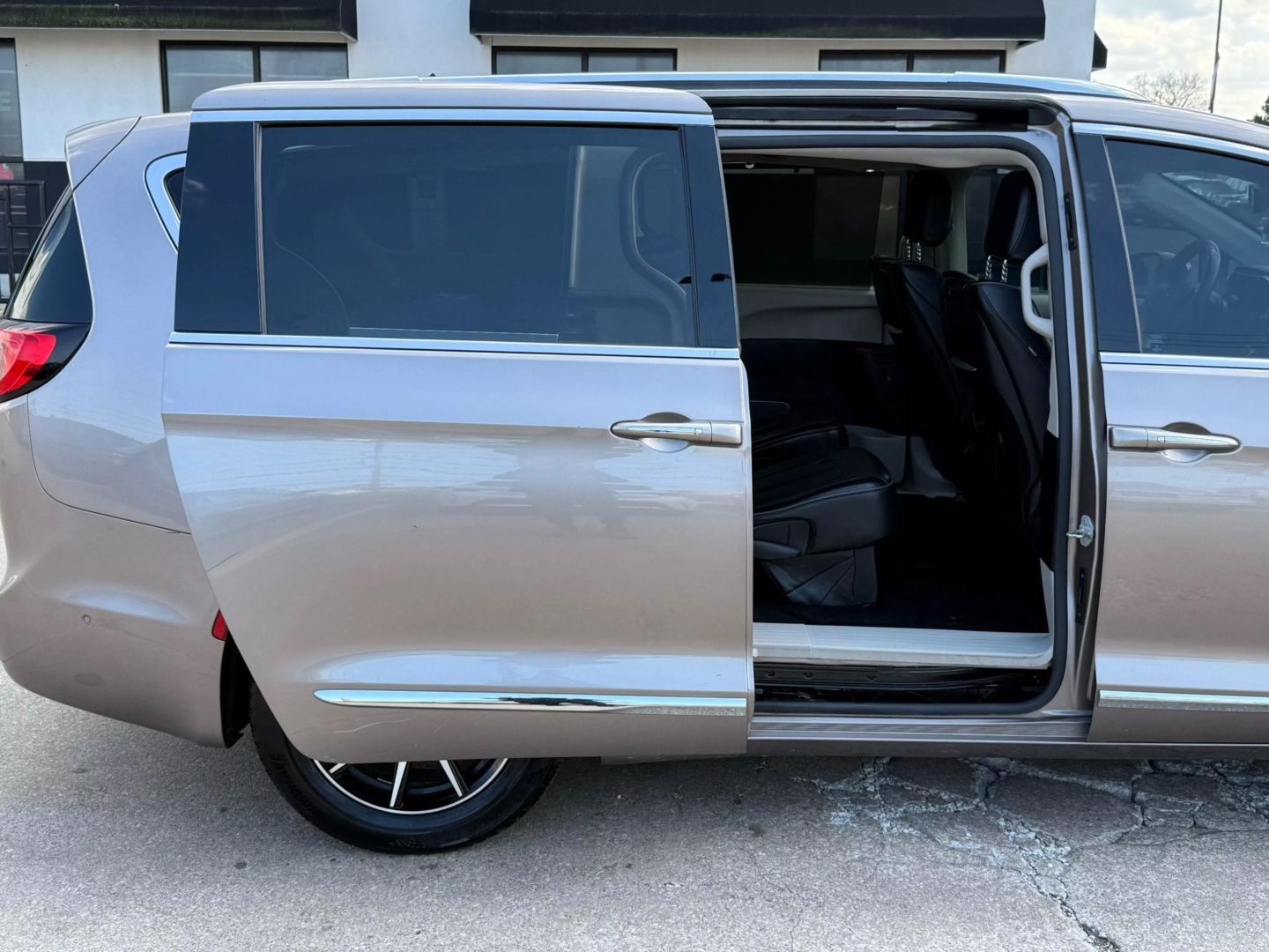 2017 Chrysler Pacifica - Image 25
